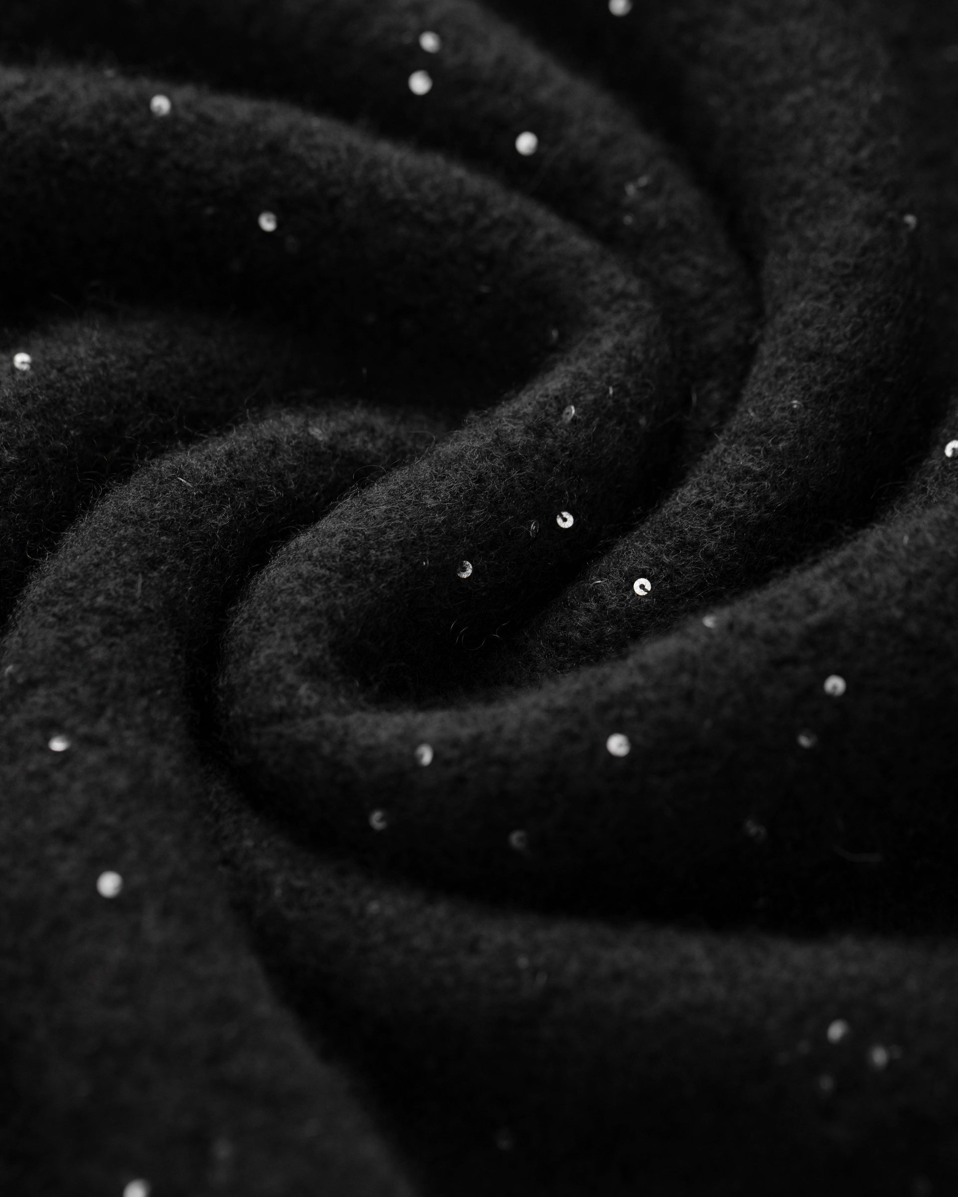 Damen Strickrock aus 56 % Kaschmir, 28 % Baumwolle, 12 % Polyamid, 2 % Elastan und 2 % Pailletten in Black – links gestrickter Rock in mittelschwerer Qualität mit figurbetonter A-Linie und Midi-Länge. Das Modell verfügt über einen Taillenbund mit Gummizug. Dezent eingearbeitete Pailletten verleihen dem Rock einen eleganten, schimmernden Akzent.