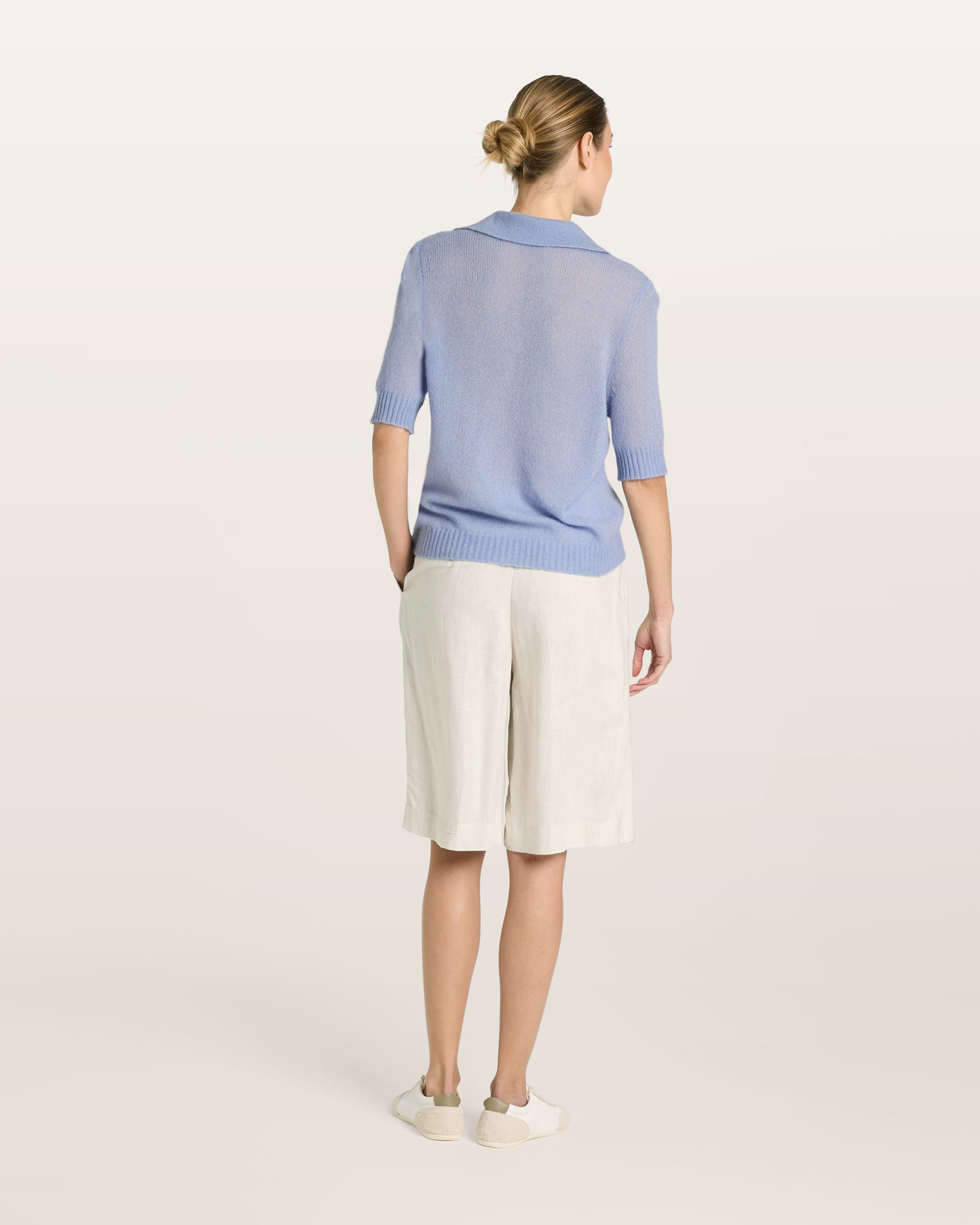 Damen Kurzarm-Pullover in sky blue (blau) aus Kaschmir-Seide – leichter luftiger Strick mit Polokragen, Halbarm und relaxter Passform