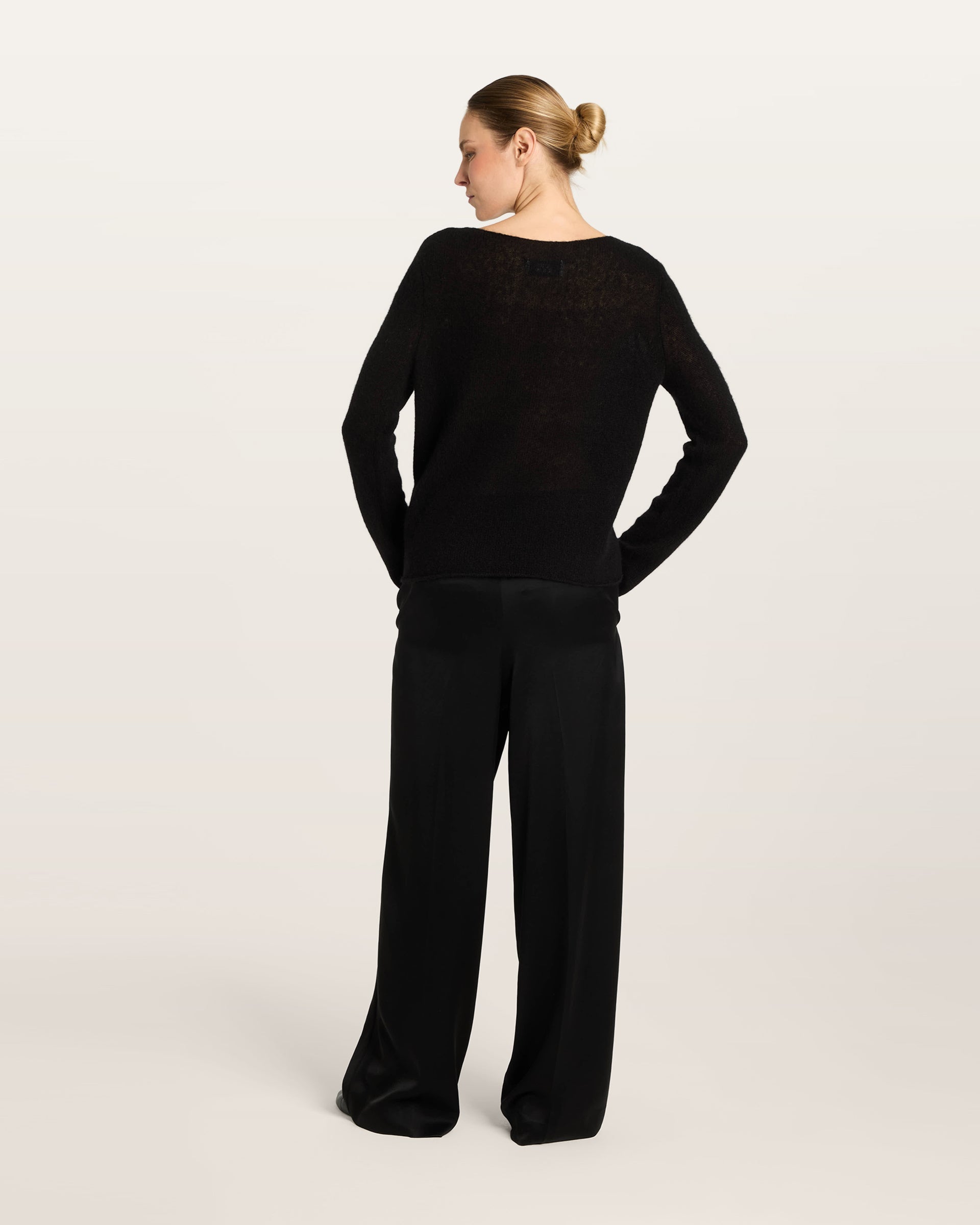 Damen Pullover in black (schwarz) aus Kaschmir-Seide – glatt und luftig gestrickt, mit großem Rundhalsausschnitt, langen schmalen Ärmeln und relaxter Passform