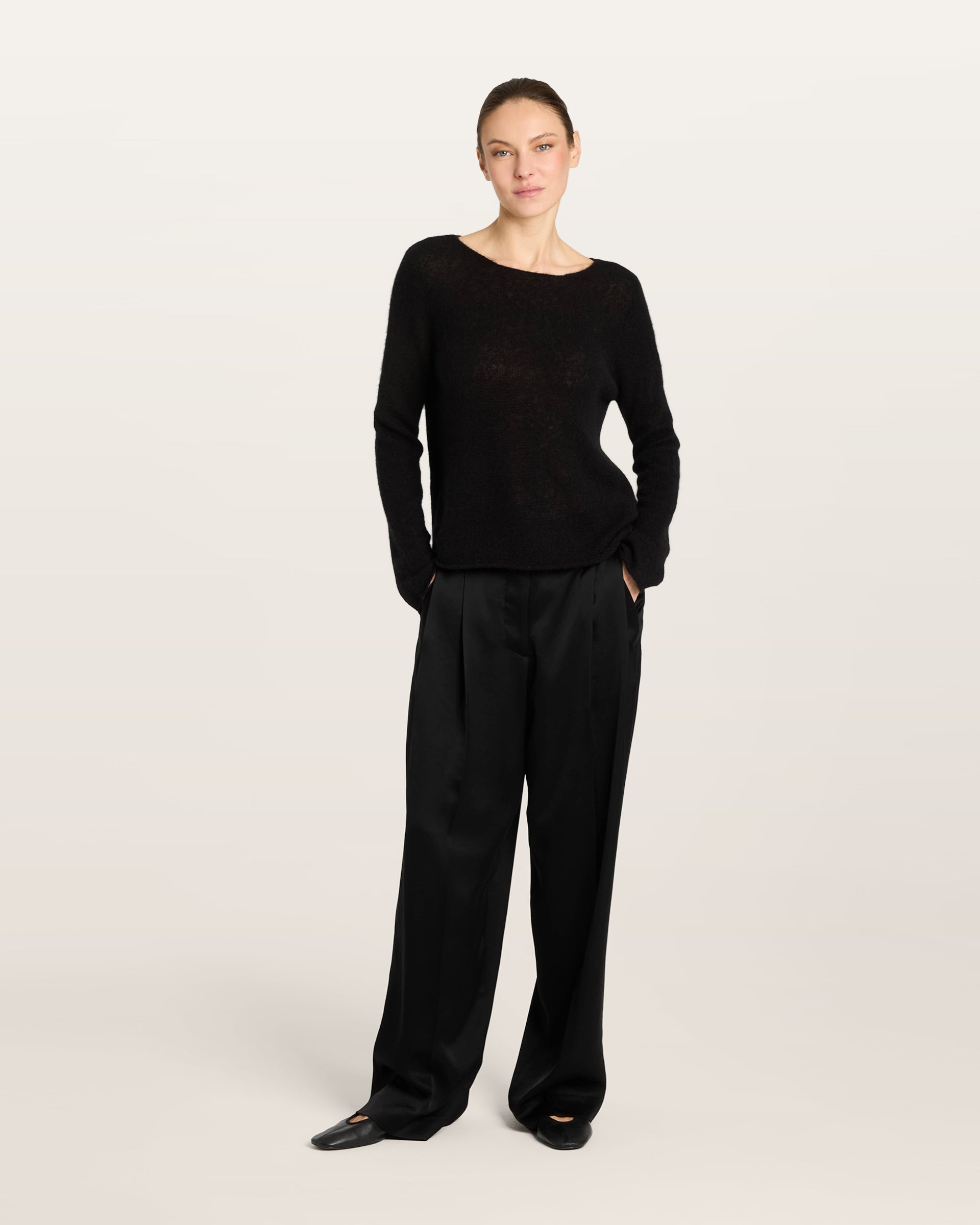 Damen Pullover in black (schwarz) aus Kaschmir-Seide – glatt und luftig gestrickt, mit großem Rundhalsausschnitt, langen schmalen Ärmeln und relaxter Passform