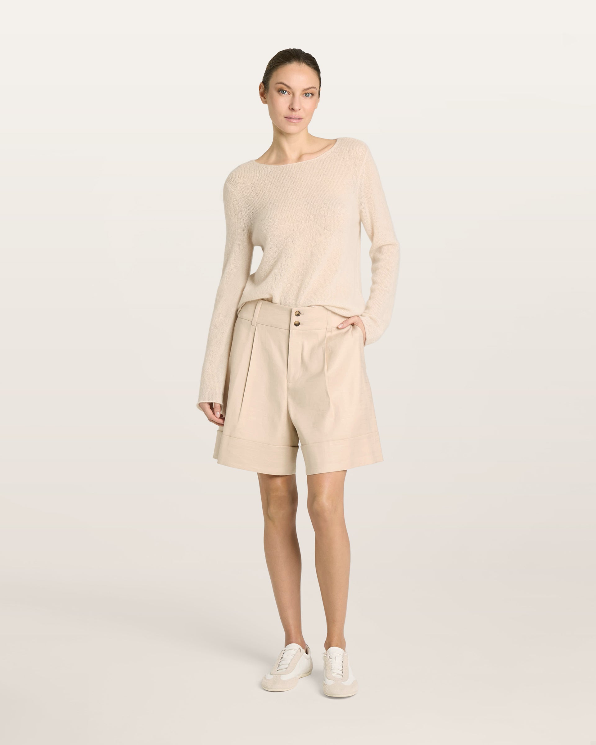 Damen Pullover in lunar (cremeweiß) aus Kaschmir-Seide – glatt und luftig gestrickt, mit großem Rundhalsausschnitt, langen schmalen Ärmeln und relaxter Passform