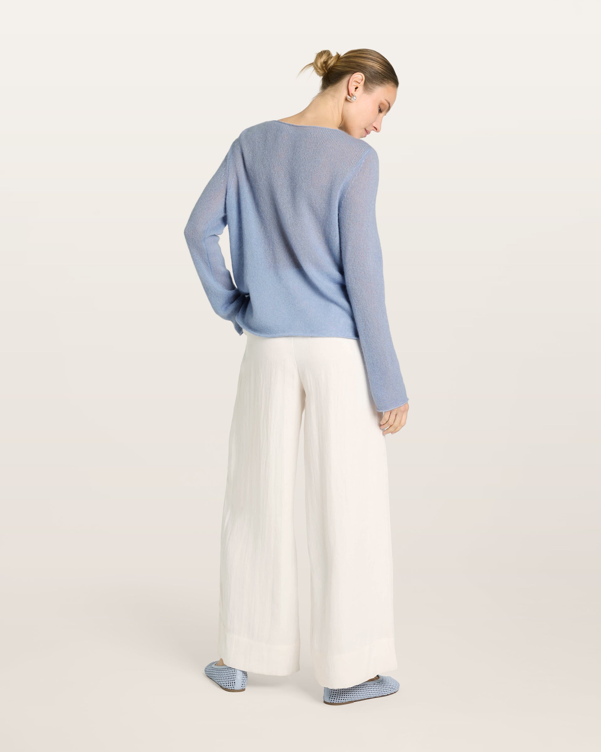 Damen Pullover in sky blue (blau) aus Kaschmir-Seide – glatt und luftig gestrickt, mit großem Rundhalsausschnitt, langen schmalen Ärmeln und relaxter Passform