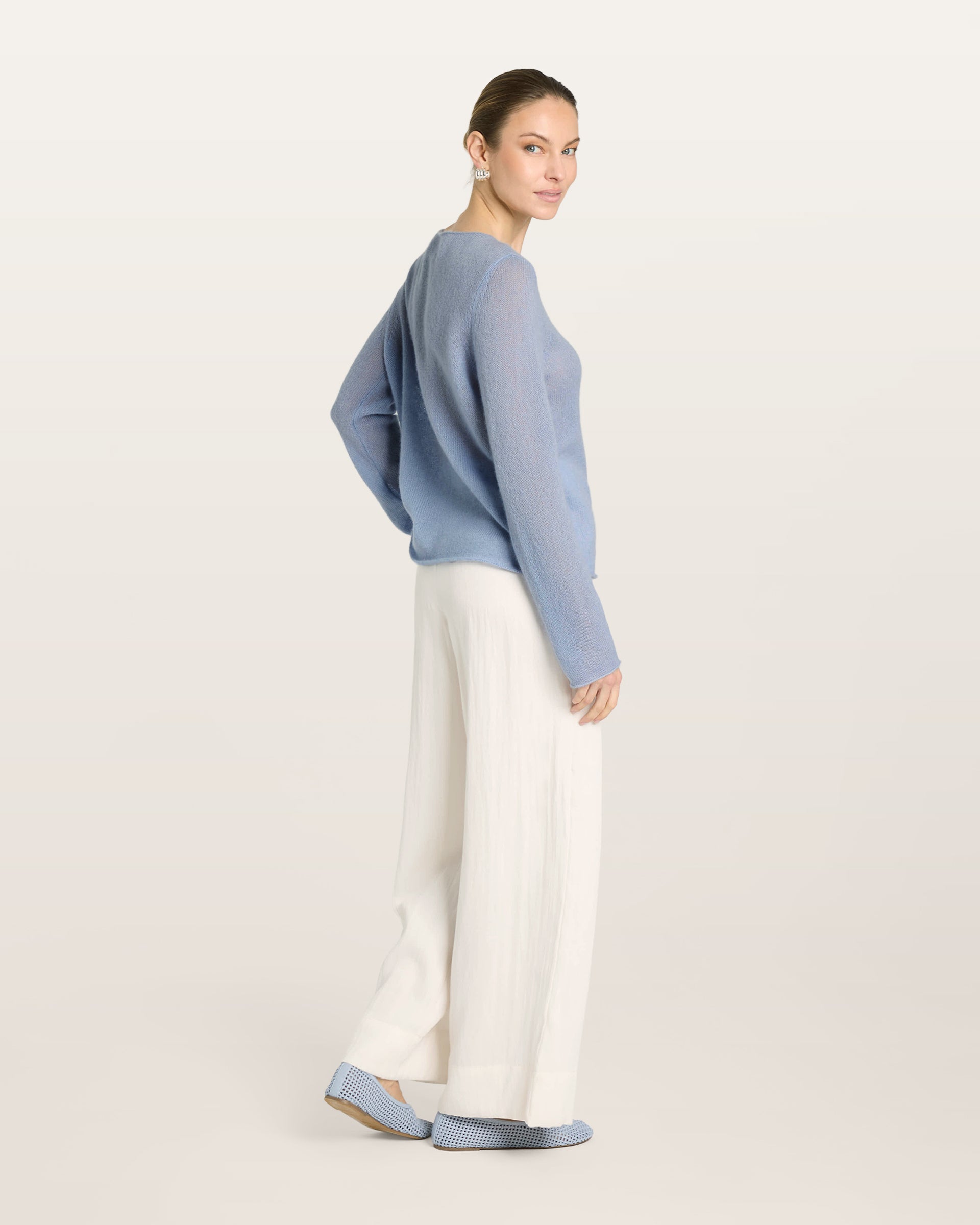 Damen Pullover in sky blue (blau) aus Kaschmir-Seide – glatt und luftig gestrickt, mit großem Rundhalsausschnitt, langen schmalen Ärmeln und relaxter Passform