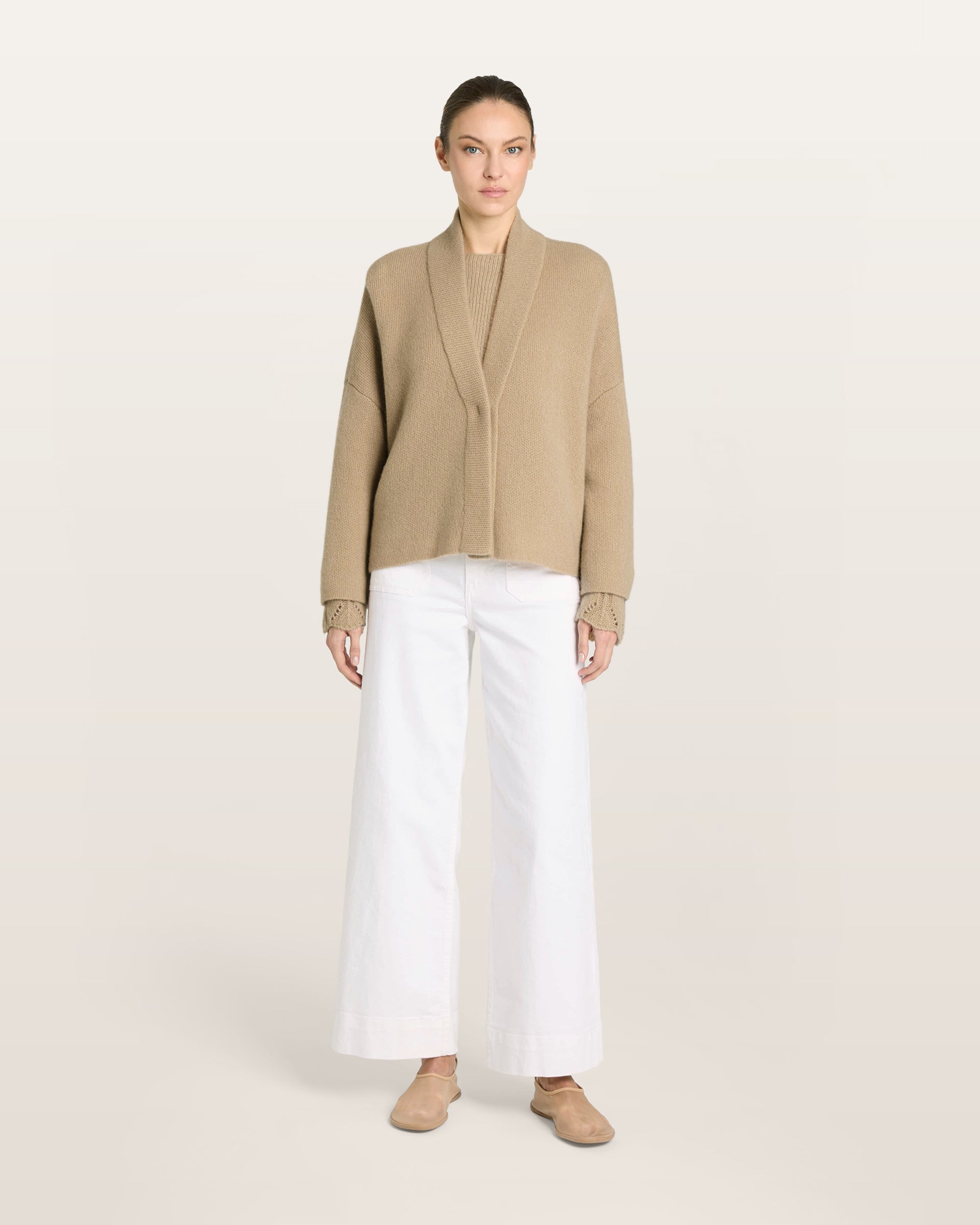 Damen Cardigan in Mokka (beige) aus Kaschmir-Seide – mittelschwerer Strick, oversized Passform, lange weite Ärmel und doppelte Leiste mit Druckknopf