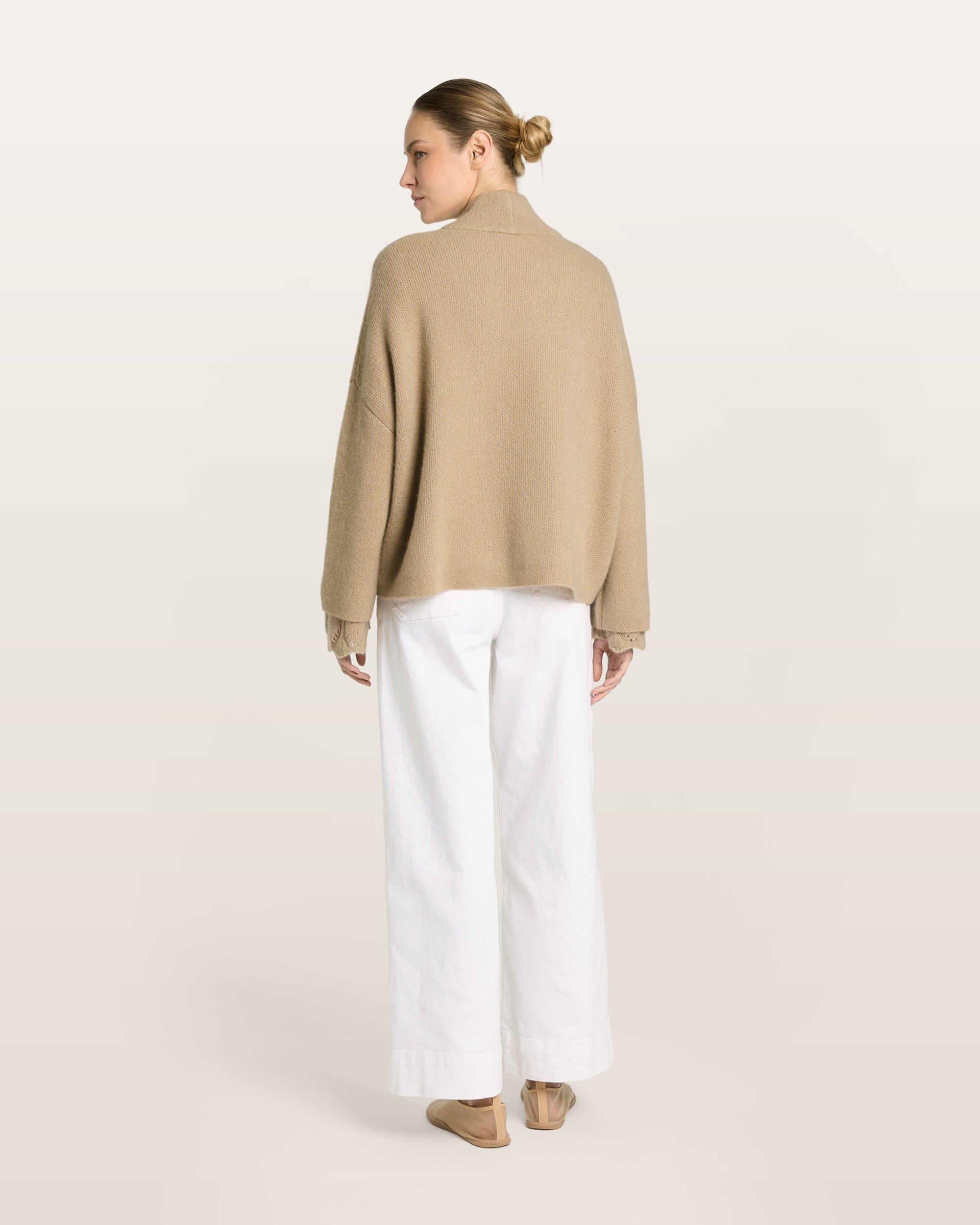 Damen Cardigan in Mokka (beige) aus Kaschmir-Seide – mittelschwerer Strick, oversized Passform, lange weite Ärmel und doppelte Leiste mit Druckknopf