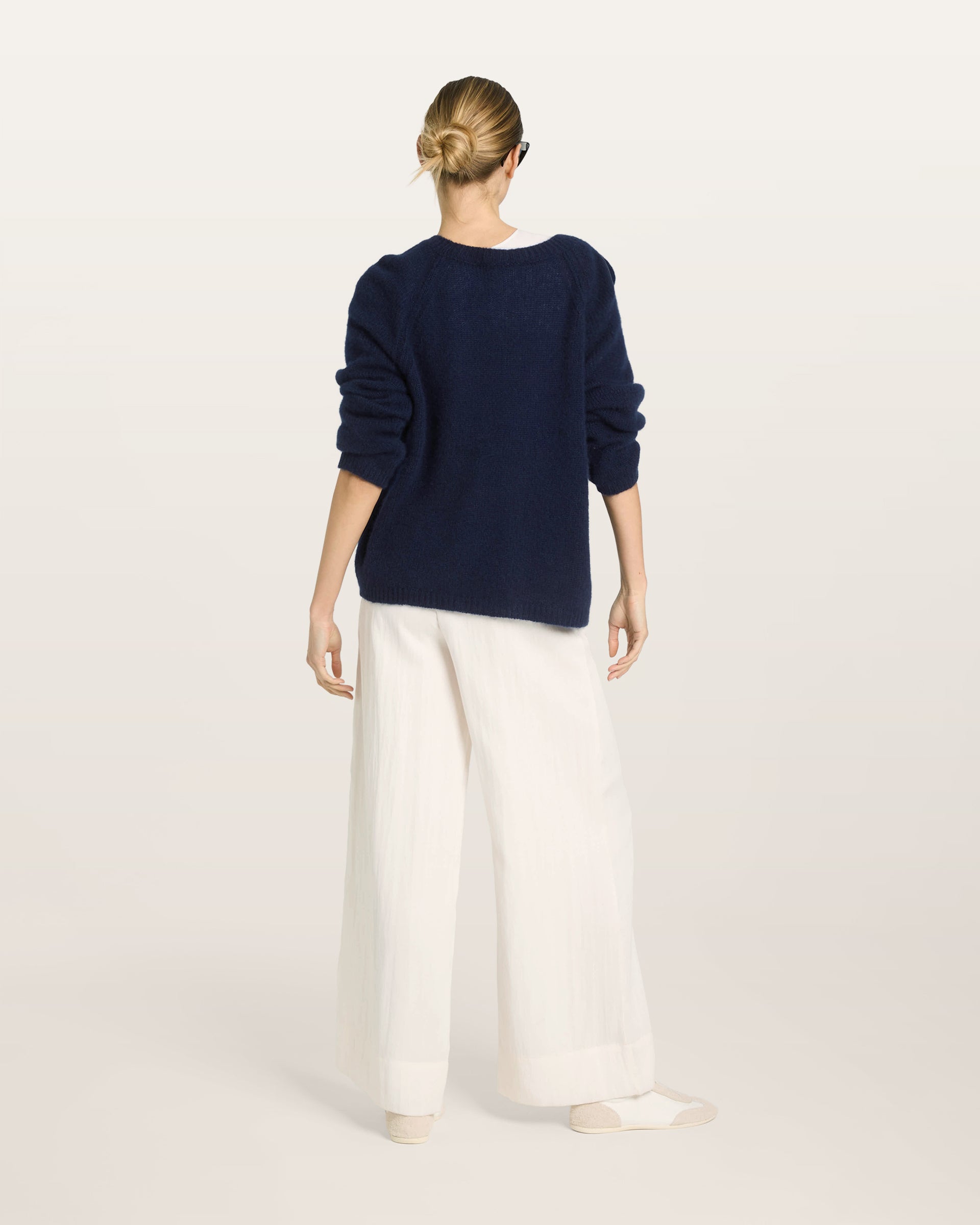 Damen Pullover in French Navy (dunkelblau) aus Kaschmir-Seide – leicht gestrickter Rundhalspullover mit relaxter Passform und langen, schmalen Ärmeln