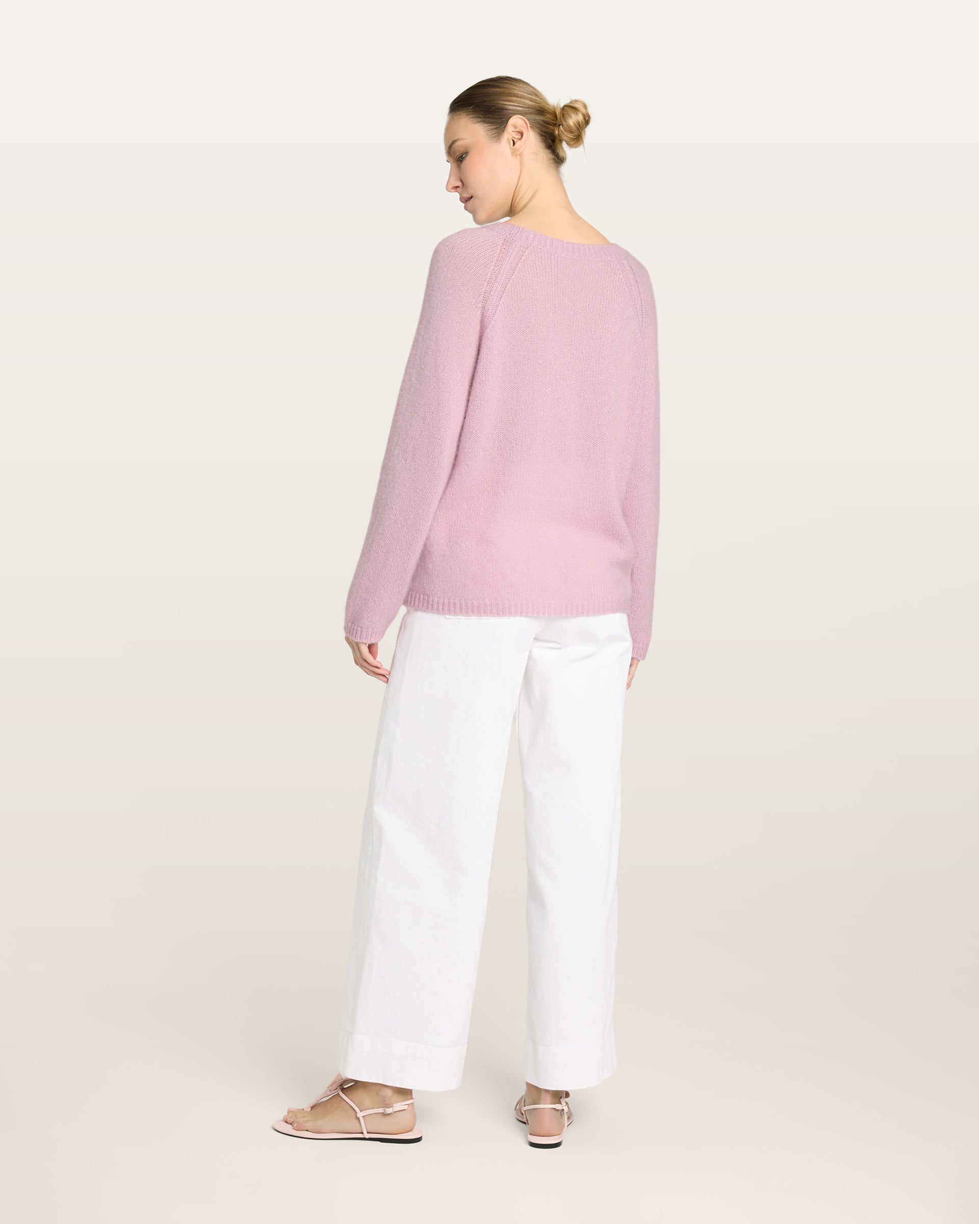 Damen Pullover in Light Raspberry (rosa) aus Kaschmir-Seide – leicht gestrickter Rundhalspullover mit relaxter Passform und langen, schmalen Ärmeln