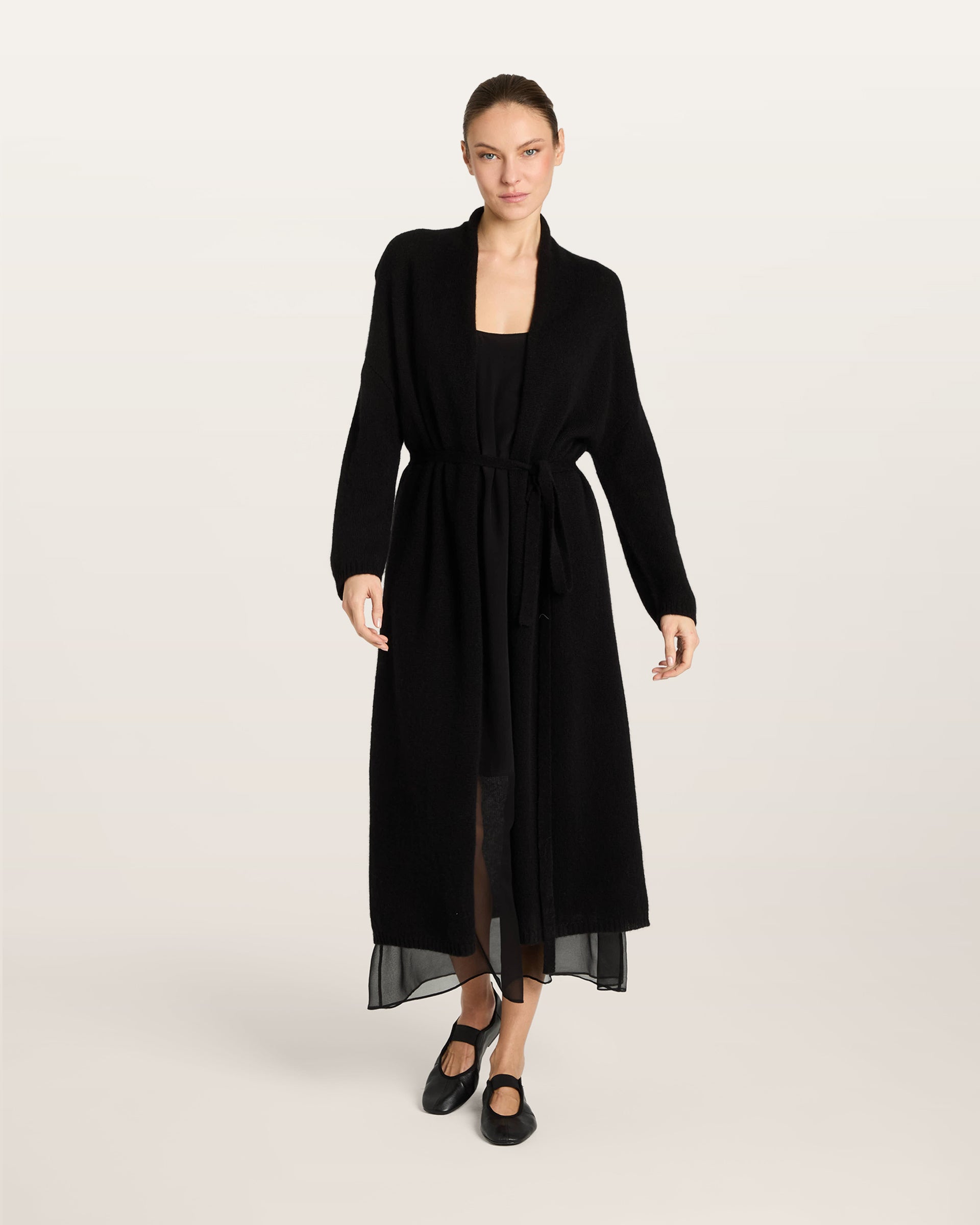 Damen Strickmantel in black (schwarz) aus Kaschmir-Seide – glatt und leicht gestrickt, relaxte Passform, überschnittene Schultern, lange relaxte Ärmel mit Rippbündchen, Saum in Rippstruktur und langer Gürtel.