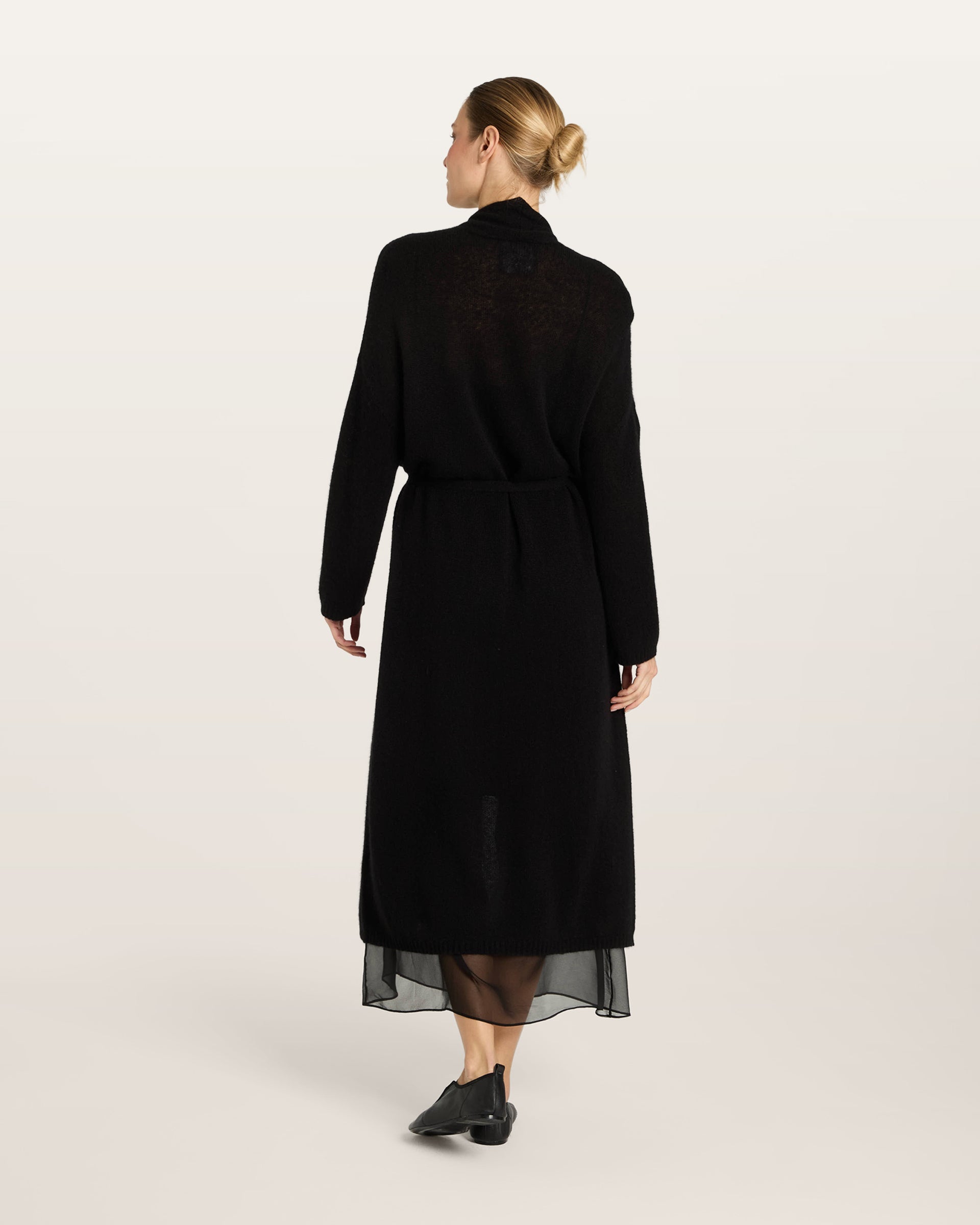 Damen Strickmantel in black (schwarz) aus Kaschmir-Seide – glatt und leicht gestrickt, relaxte Passform, überschnittene Schultern, lange relaxte Ärmel mit Rippbündchen, Saum in Rippstruktur und langer Gürtel.