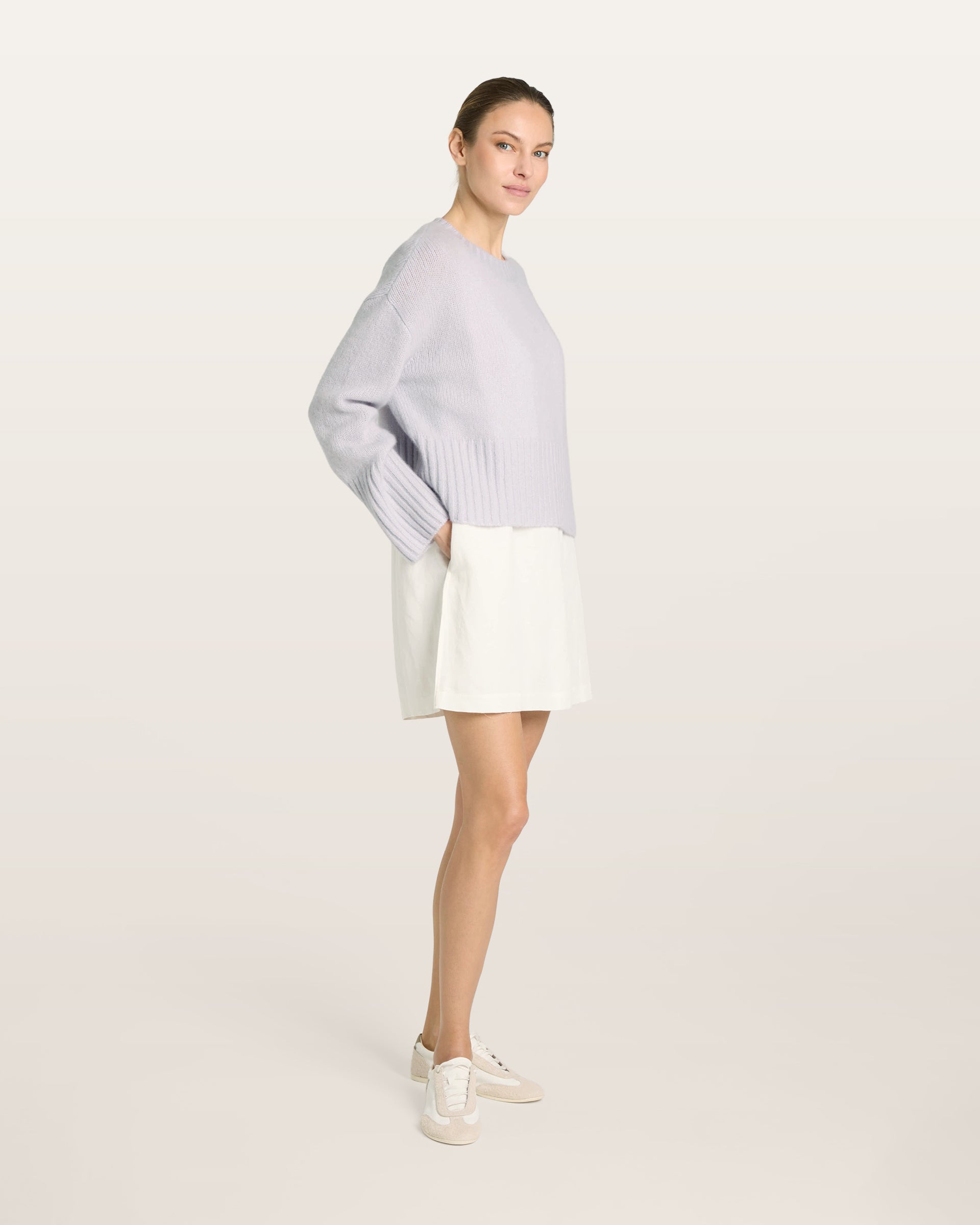 Damen Pullover in Bluish White (zartes hellblau) aus Kaschmir-Seide – mittelschwerer Strick mit kurzer, breiter Passform, Rundhalsausschnitt und relaxten Ärmeln