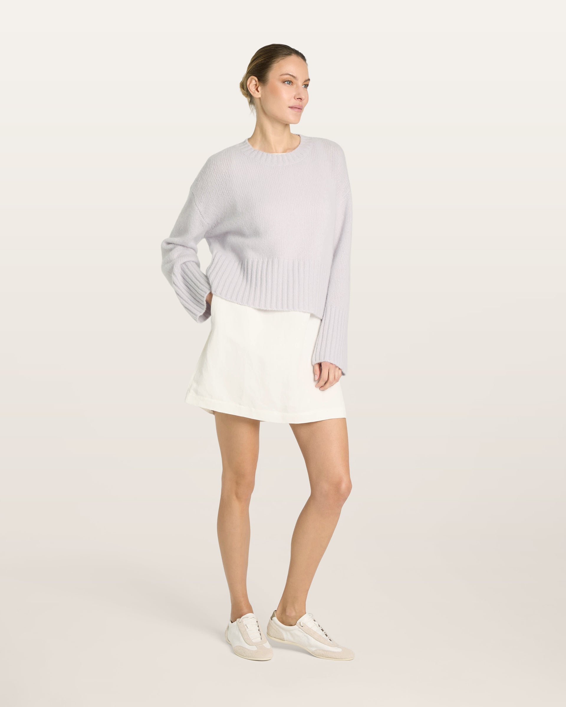 Damen Pullover in Bluish White (zartes hellblau) aus Kaschmir-Seide – mittelschwerer Strick mit kurzer, breiter Passform, Rundhalsausschnitt und relaxten Ärmeln