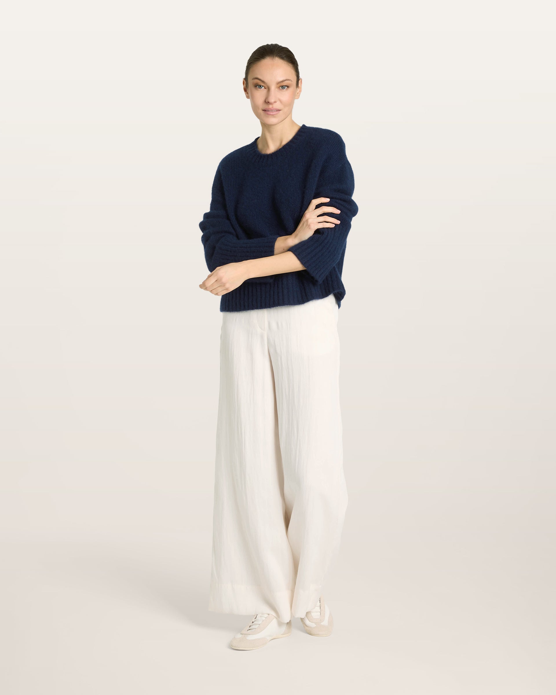 Damen Pullover in French Navy (dunkelblau) aus Kaschmir-Seide – mittelschwerer Strick mit kurzer, breiter Passform, Rundhalsausschnitt und relaxten Ärmeln