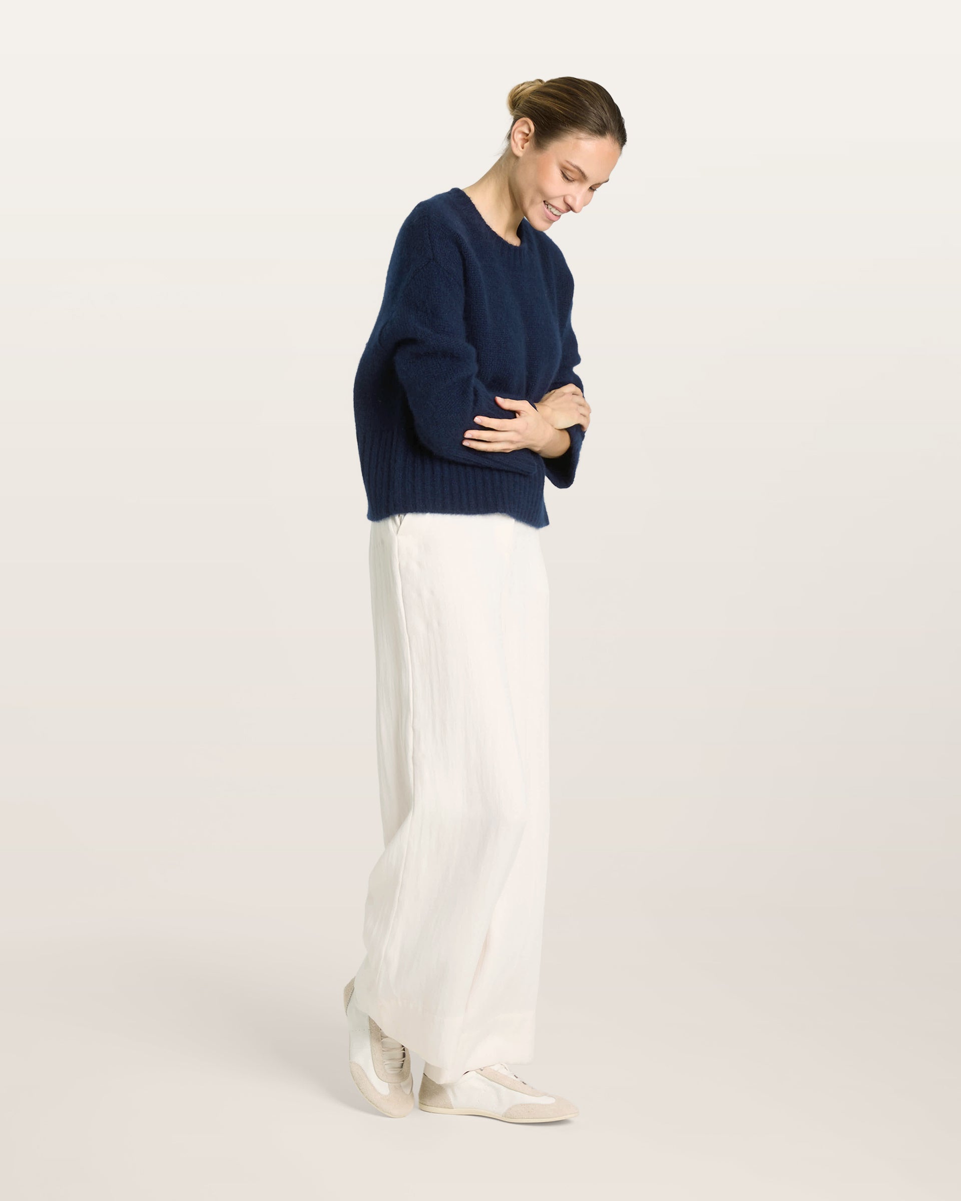 Damen Pullover in French Navy (dunkelblau) aus Kaschmir-Seide – mittelschwerer Strick mit kurzer, breiter Passform, Rundhalsausschnitt und relaxten Ärmeln