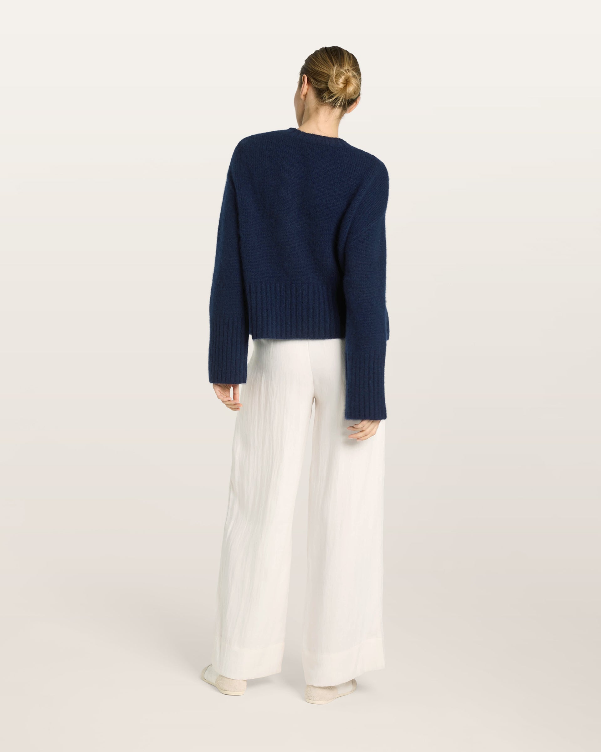 Damen Pullover in French Navy (dunkelblau) aus Kaschmir-Seide – mittelschwerer Strick mit kurzer, breiter Passform, Rundhalsausschnitt und relaxten Ärmeln