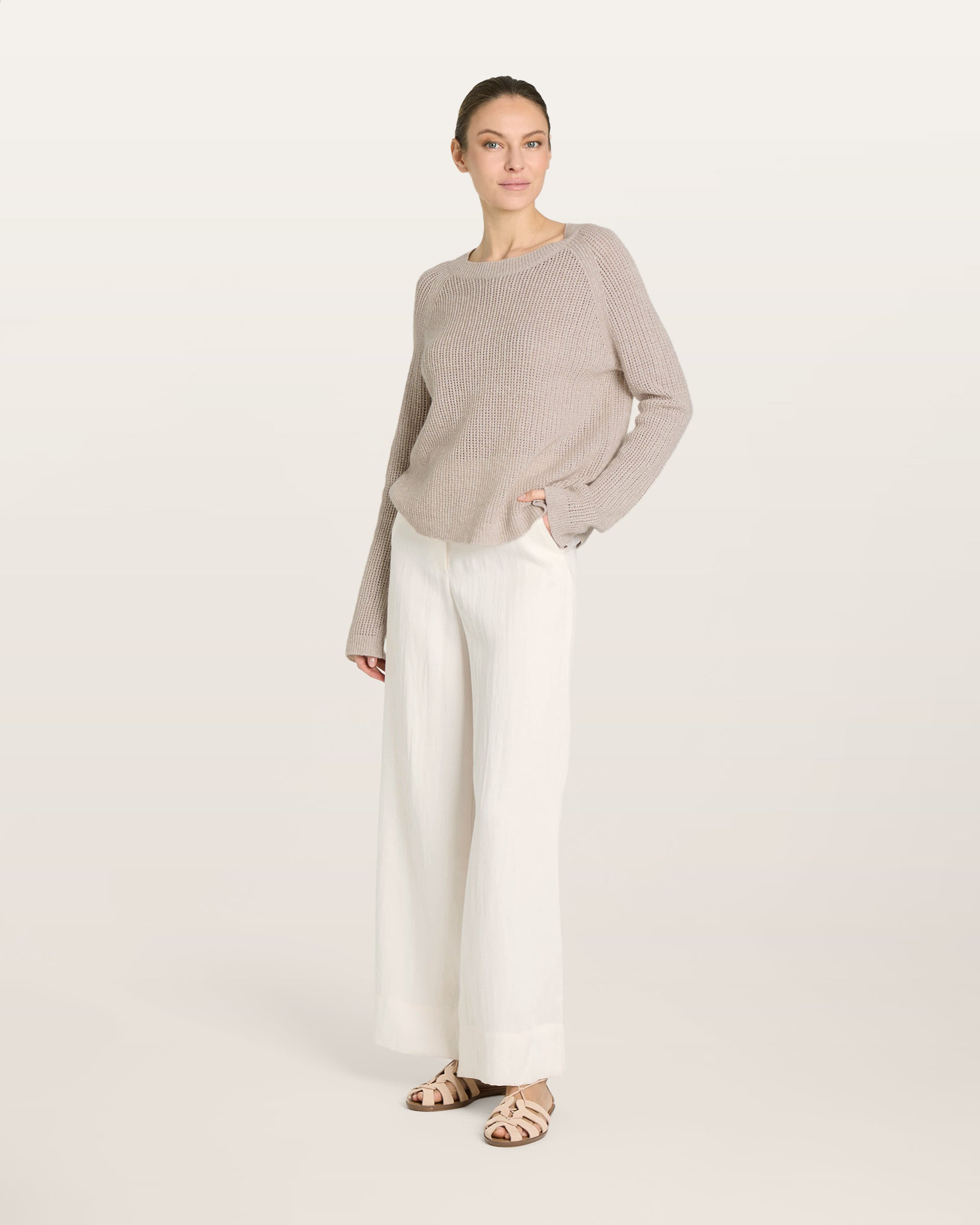 Damen Pullover in barley (beige) aus Leinen-Kaschmir – mittelschwerer Strick mit transparentem Lochmuster, relaxte Passform, Rundhalsausschnitt mit Rippkragen, dekorativer Raglanärmel, lange schmale Ärmel mit Rippbündchen