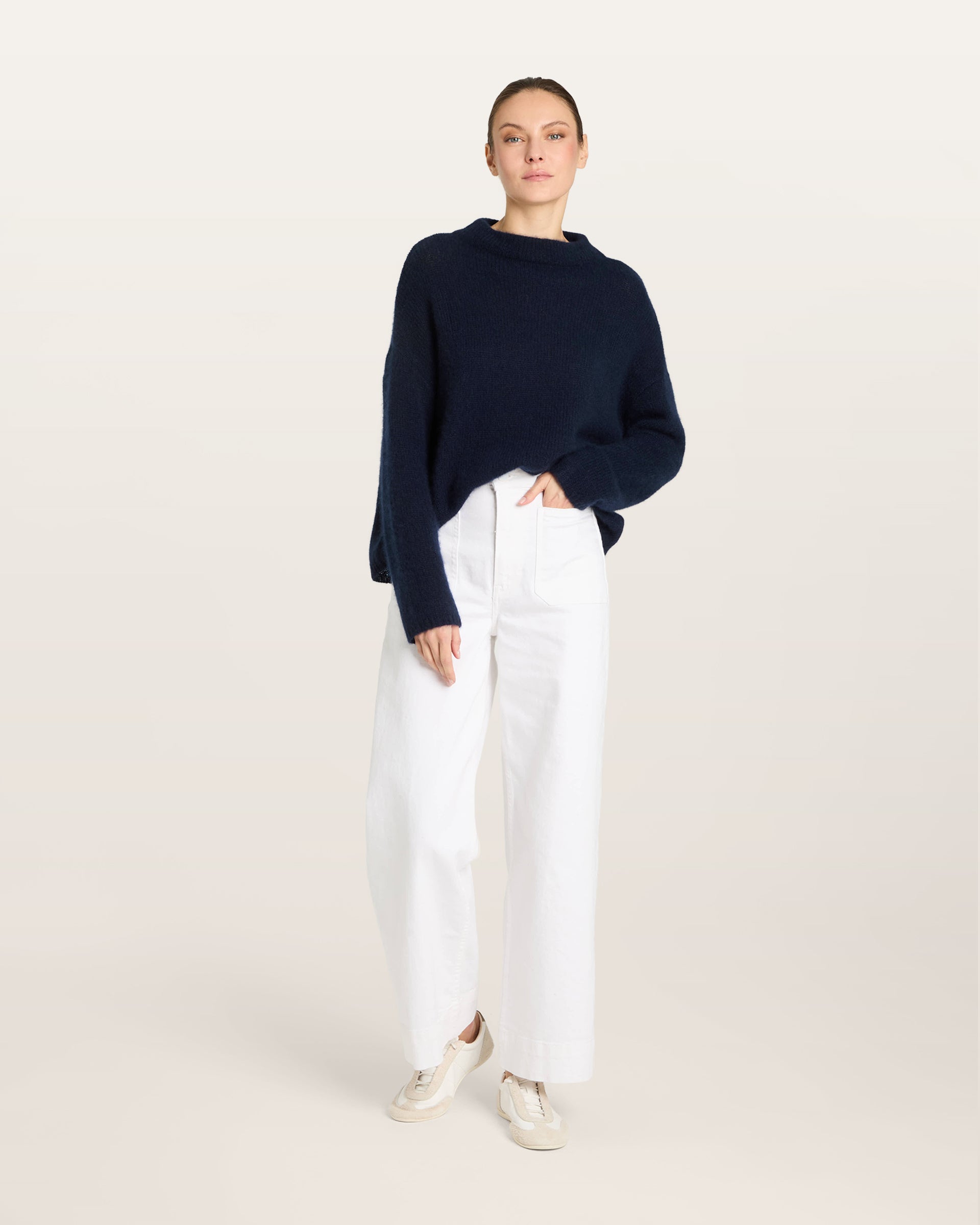 Damen Pullover in french navy (dunkelblau) aus Kaschmir-Seide – mittelschwerer, glatt und locker gestrickter Stoff, oversized Passform, Stehkragen, überschnittene Schultern, lange relaxte Ärmel sowie Rippbündchen an Ärmeln und Saum