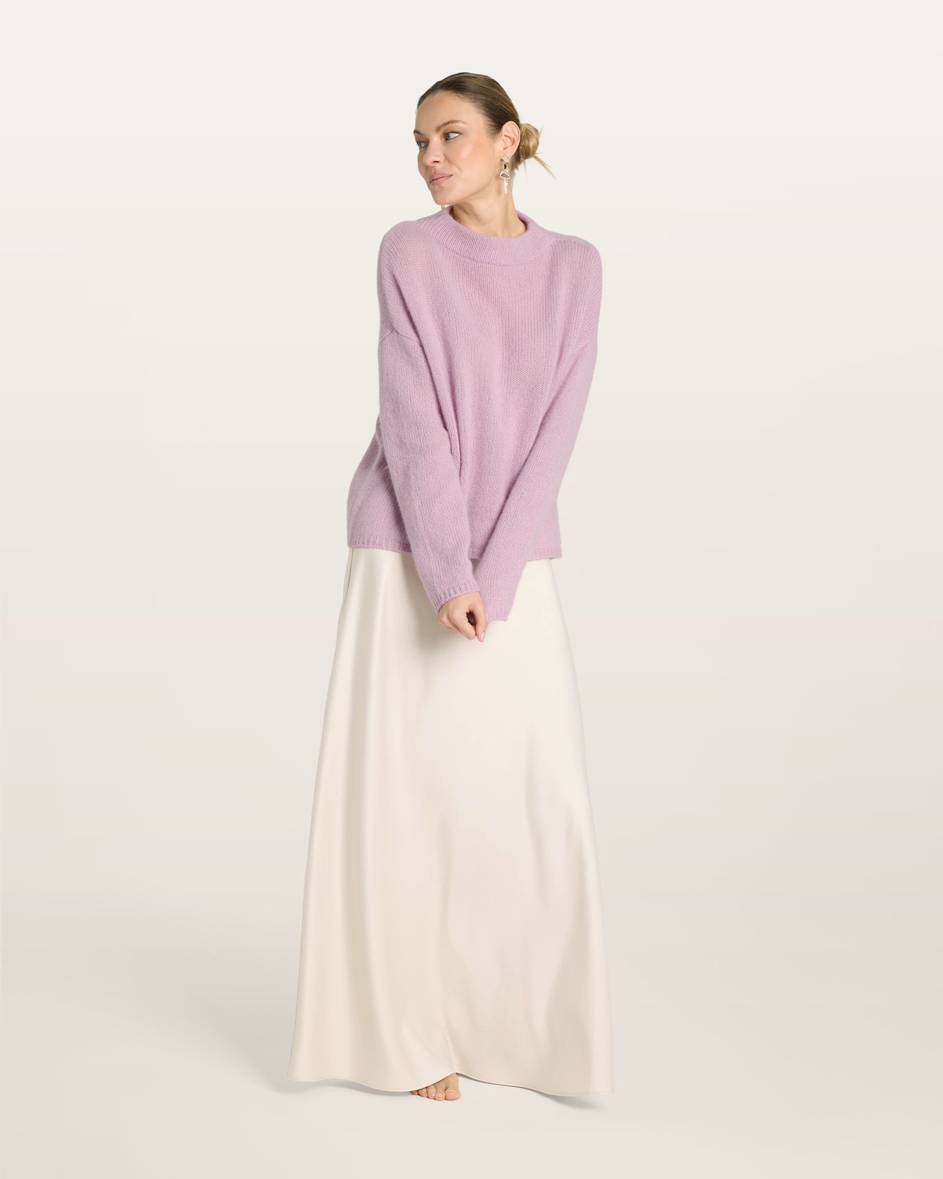 Damen Pullover in light raspberry (rosa) aus Kaschmir-Seide – mittelschwerer, glatt und locker gestrickter Stoff, oversized Passform, Stehkragen, überschnittene Schultern, lange relaxte Ärmel sowie Rippbündchen an Ärmeln und Saum