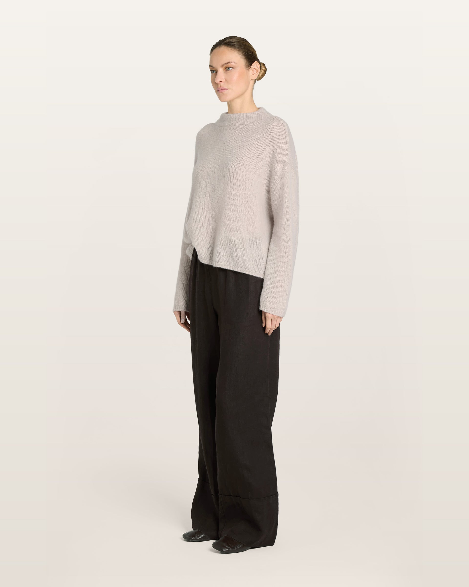 Damen Pullover in misty pink (rosa) aus Kaschmir-Seide – mittelschwerer, glatt und locker gestrickter Stoff, oversized Passform, Stehkragen, überschnittene Schultern, lange relaxte Ärmel sowie Rippbündchen an Ärmeln und Saum