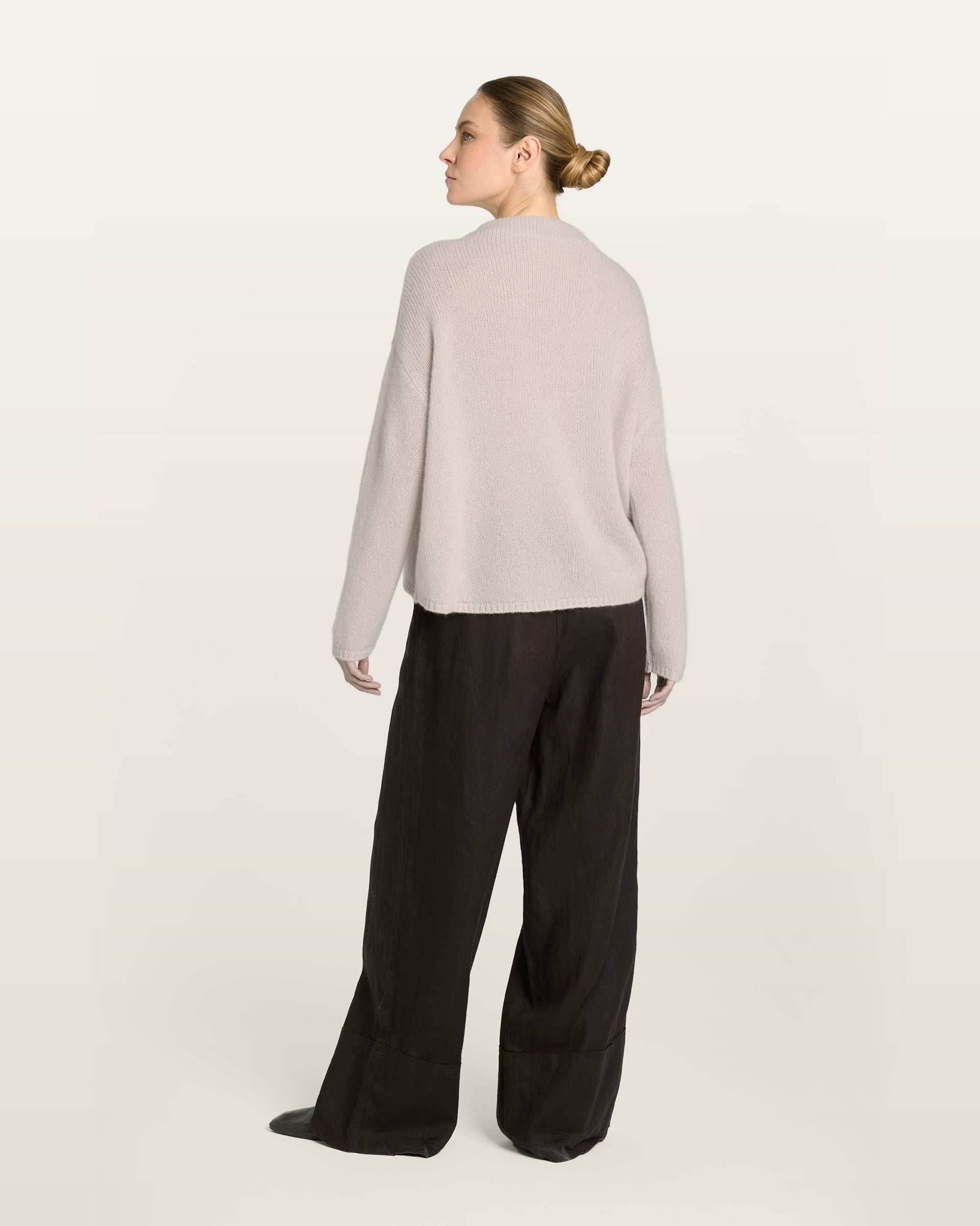 Damen Pullover in misty pink (rosa) aus Kaschmir-Seide – mittelschwerer, glatt und locker gestrickter Stoff, oversized Passform, Stehkragen, überschnittene Schultern, lange relaxte Ärmel sowie Rippbündchen an Ärmeln und Saum