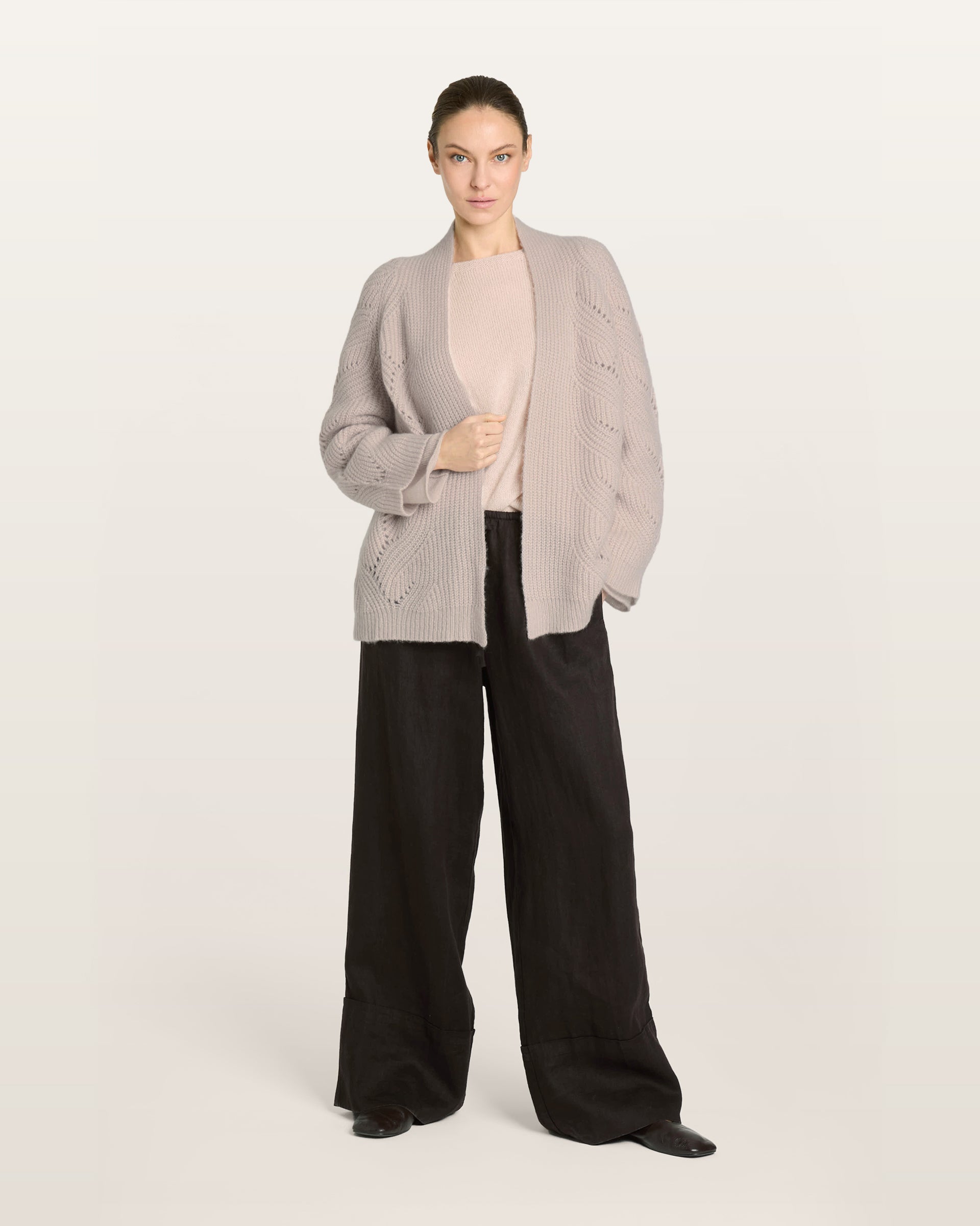 Damen Cardigan in misty pink (rosa) aus Kaschmir-Seide – grob gestrickt im Halbpatent mit dekorativem Lochmuster, oversized Passform, Raglanärmel, lange relaxte Ärmel sowie Rippbündchen an Ärmeln und Saum