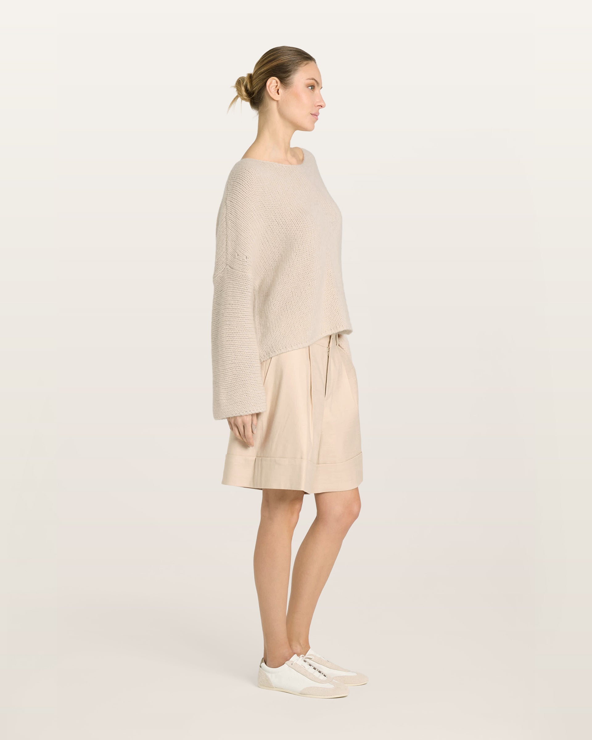 Damen Pullover in lunar (creme) aus Kaschmir-Seide – grob, glatt und locker gestrickt mit dekorativem Lochmuster oberhalb der Ärmel, oversized Passform, U-Boot-Ausschnitt, überschnittene Schultern sowie lange, weite Ärmel.