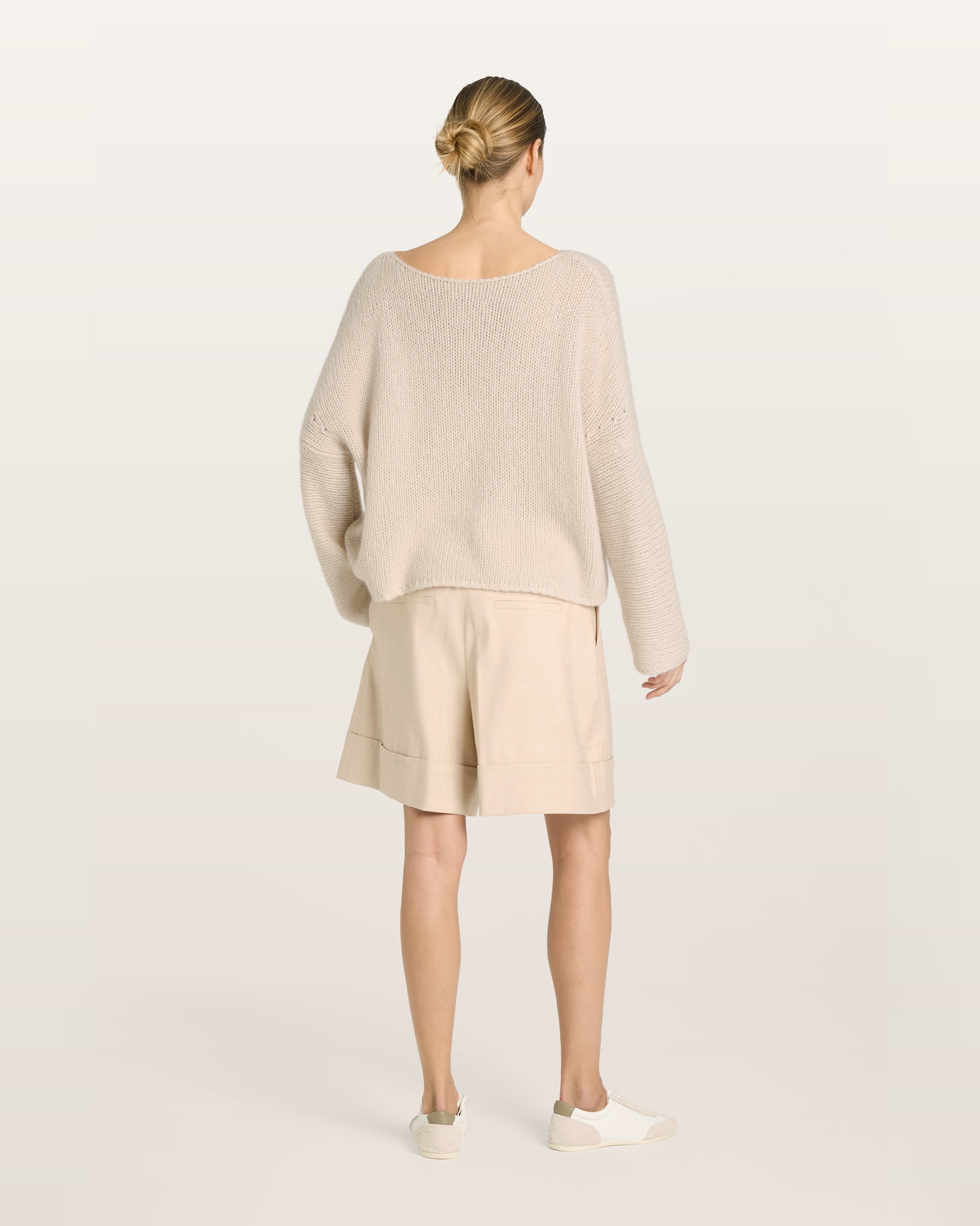 Damen Pullover in lunar (creme) aus Kaschmir-Seide – grob, glatt und locker gestrickt mit dekorativem Lochmuster oberhalb der Ärmel, oversized Passform, U-Boot-Ausschnitt, überschnittene Schultern sowie lange, weite Ärmel.