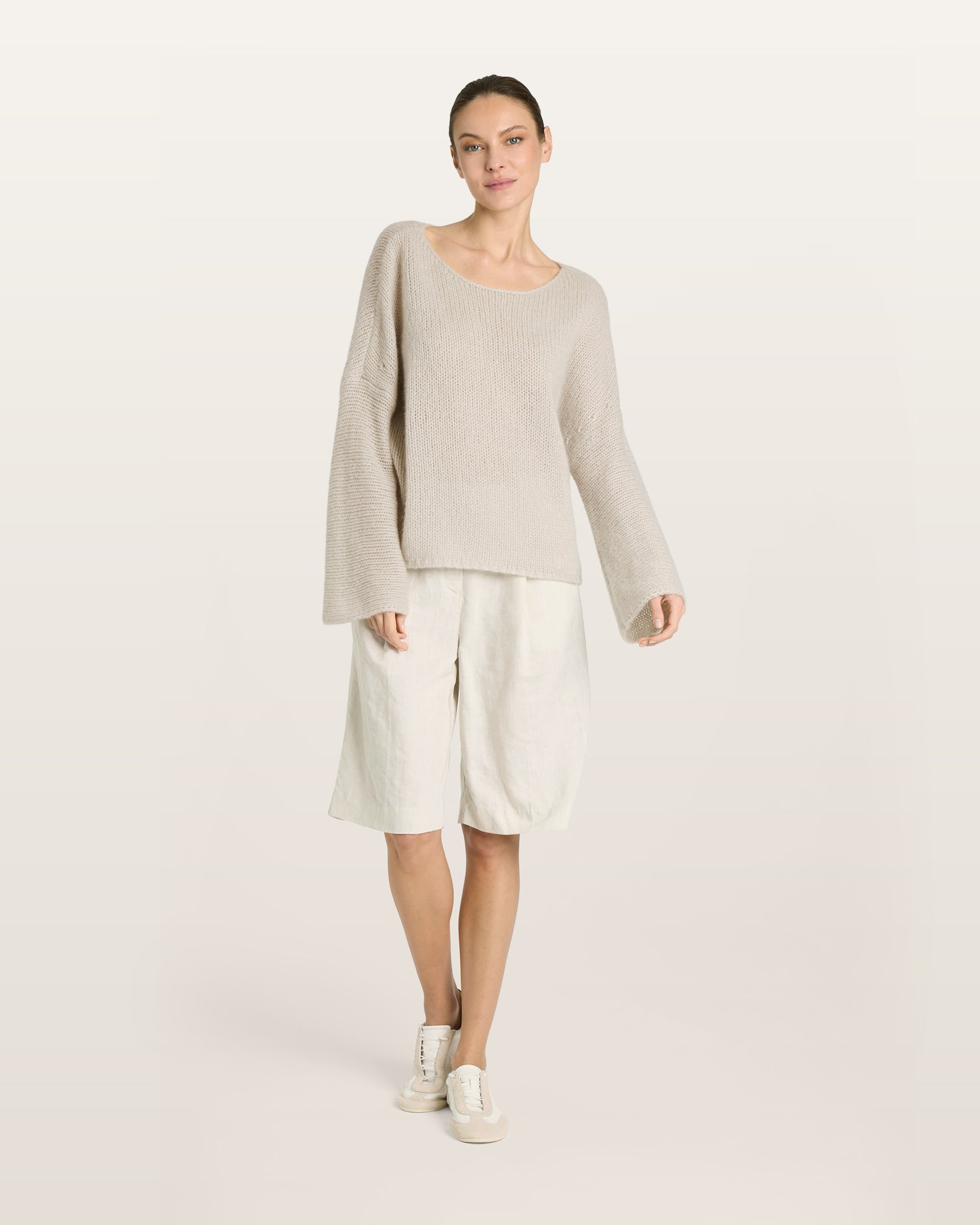 Damen Pullover in royal silver (grau) aus Kaschmir-Seide – grob, glatt und locker gestrickt mit dekorativem Lochmuster oberhalb der Ärmel, oversized Passform, U-Boot-Ausschnitt, überschnittene Schultern sowie lange, weite Ärmel.