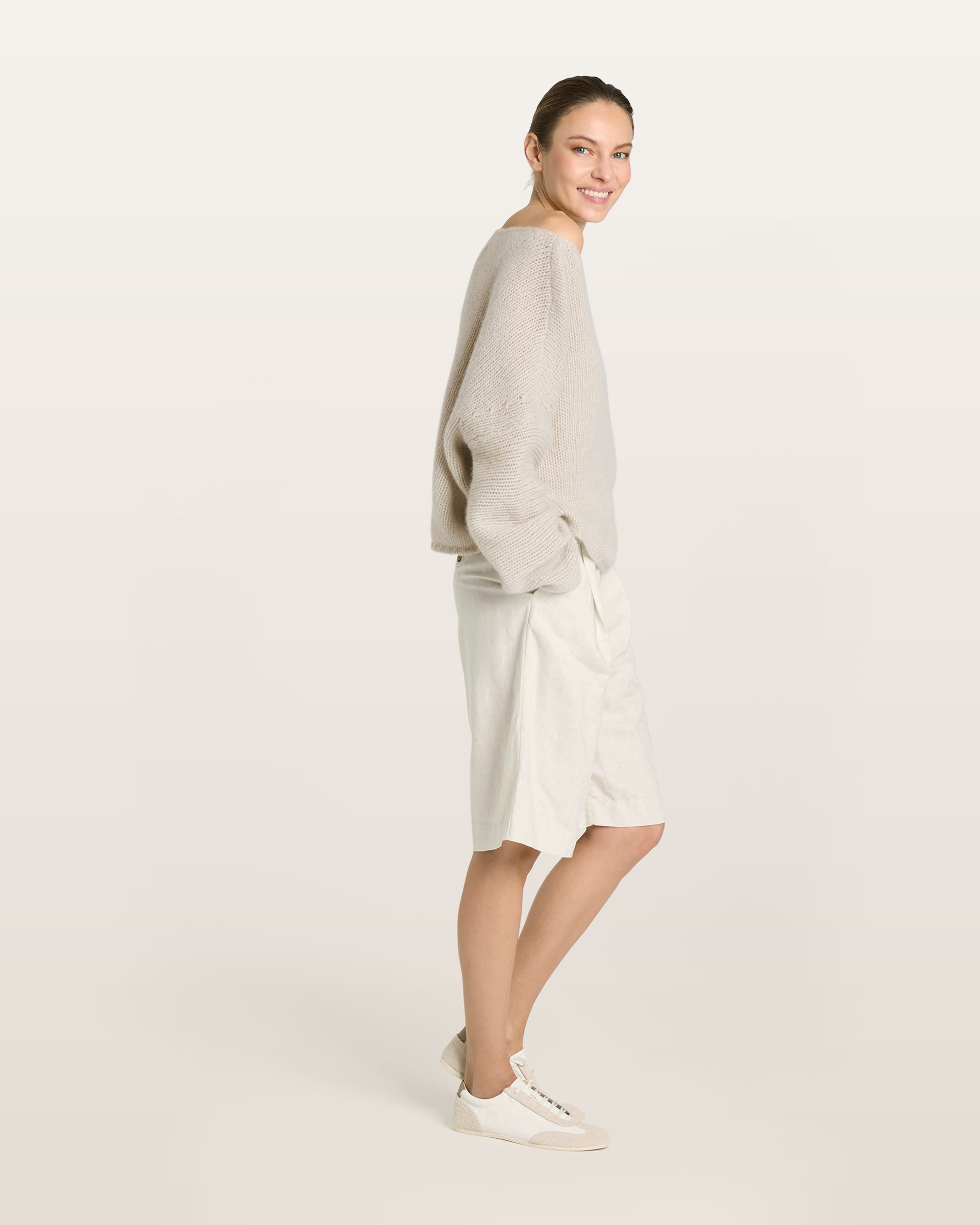 Damen Pullover in royal silver (grau) aus Kaschmir-Seide – grob, glatt und locker gestrickt mit dekorativem Lochmuster oberhalb der Ärmel, oversized Passform, U-Boot-Ausschnitt, überschnittene Schultern sowie lange, weite Ärmel.