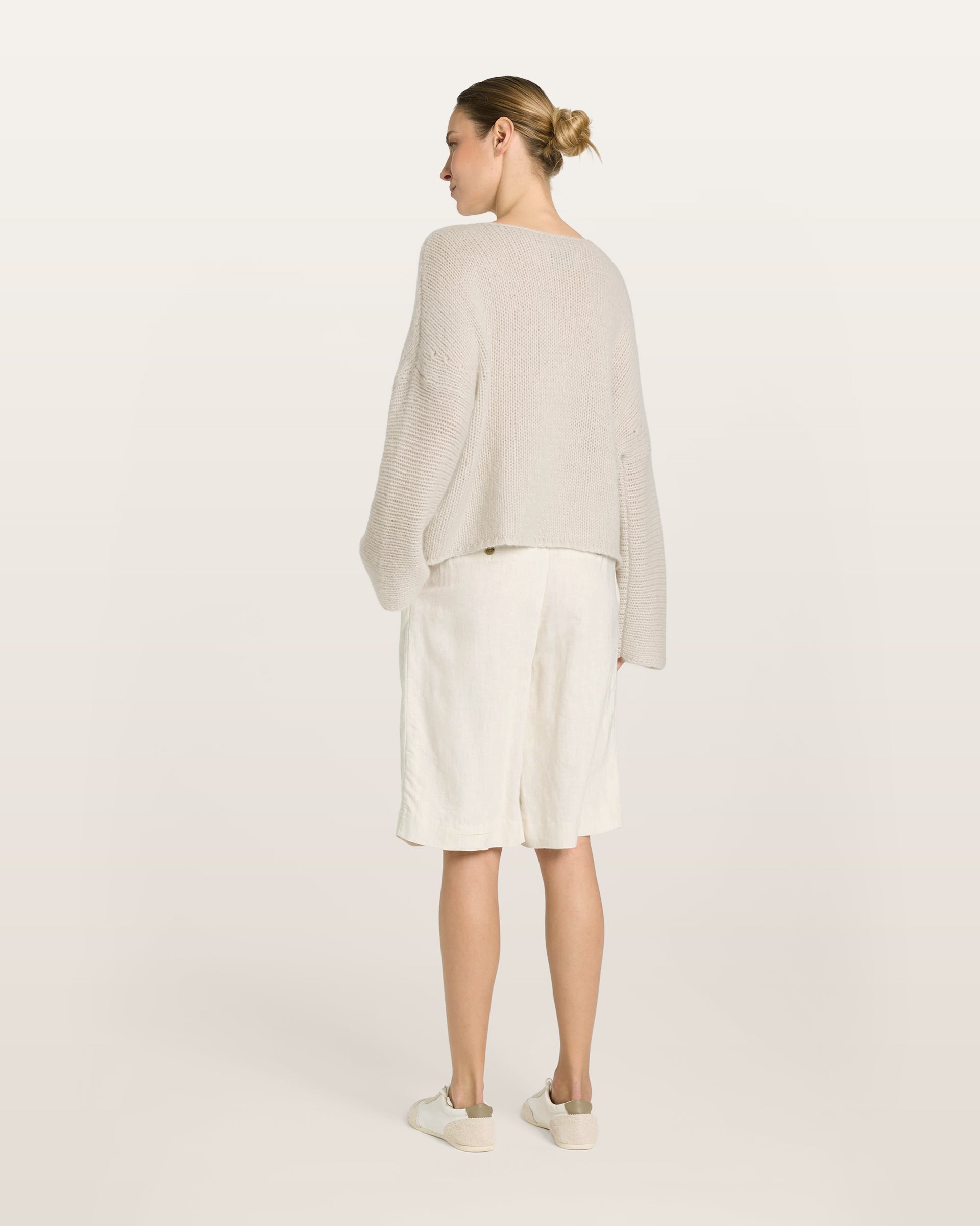 Damen Pullover in royal silver (grau) aus Kaschmir-Seide – grob, glatt und locker gestrickt mit dekorativem Lochmuster oberhalb der Ärmel, oversized Passform, U-Boot-Ausschnitt, überschnittene Schultern sowie lange, weite Ärmel.