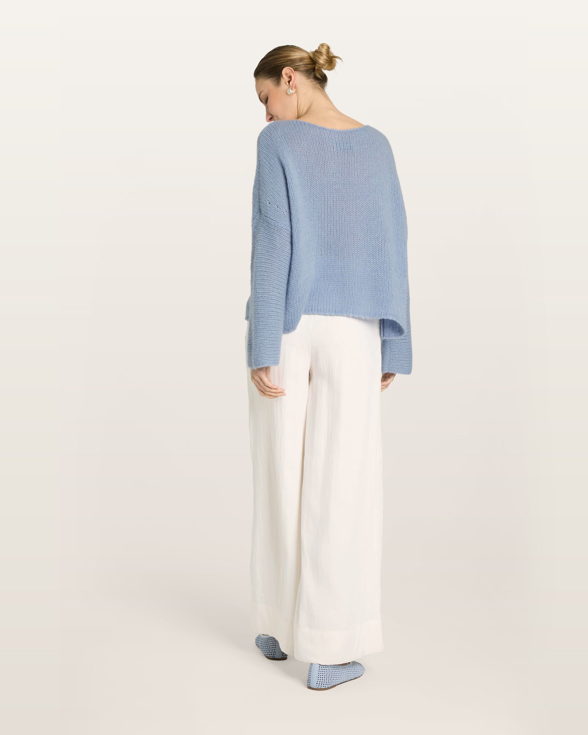Damen Pullover in sky blue (blau) aus Kaschmir-Seide – grob, glatt und locker gestrickt mit dekorativem Lochmuster oberhalb der Ärmel, oversized Passform, U-Boot-Ausschnitt, überschnittene Schultern sowie lange, weite Ärmel.