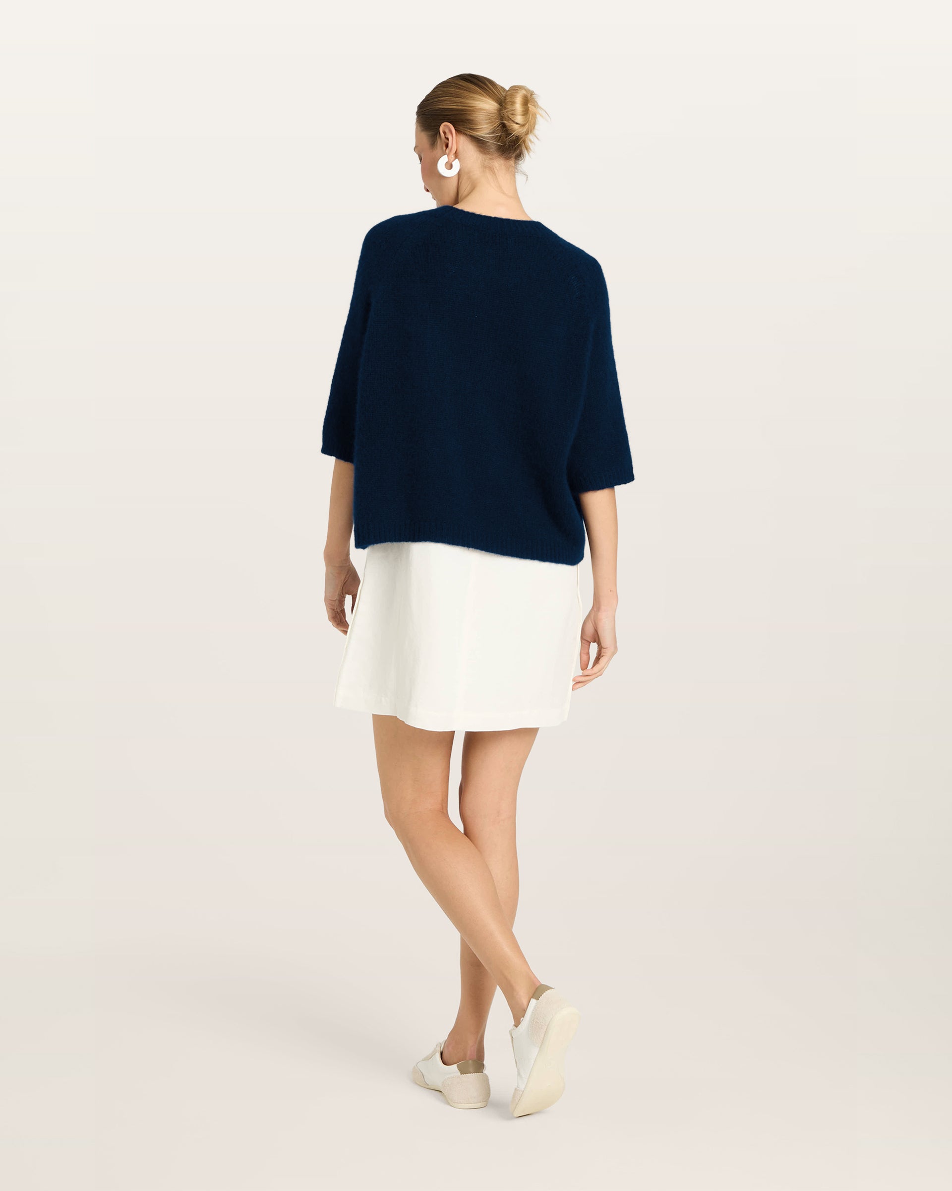 Damen Kurzarm-Pullover aus 75 % Kaschmir und 25 % Seide in french navy (dunkelblau) – mittelschwerer, glatt gestrickter Pullover in kastiger, kurzer und breiter Form mit Rundhalsausschnitt und Rippkragen, Raglan-Halbärmeln sowie Rippbündchen an Ärmeln und Saum