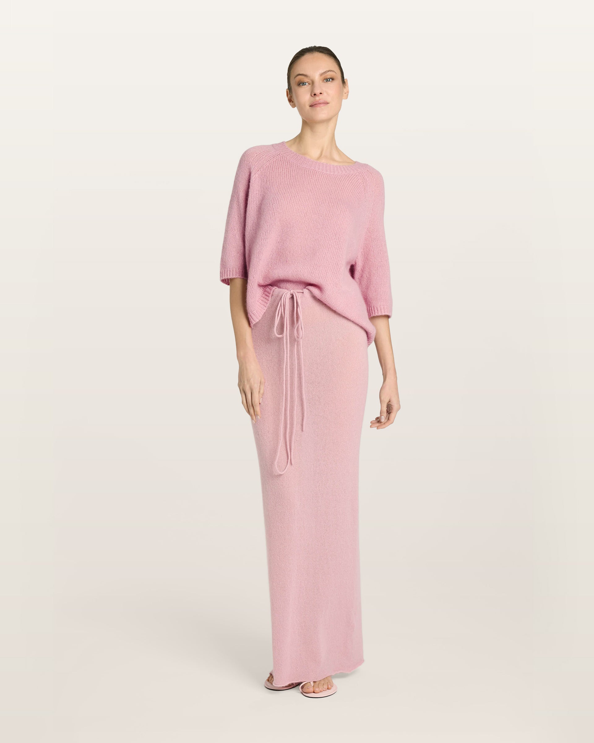 Damen Kurzarm-Pullover aus 75 % Kaschmir und 25 % Seide in light raspberry (rosa) – mittelschwerer, glatt gestrickter Pullover in kastiger, kurzer und breiter Form mit Rundhalsausschnitt und Rippkragen, Raglan-Halbärmeln sowie Rippbündchen an Ärmeln und Saum