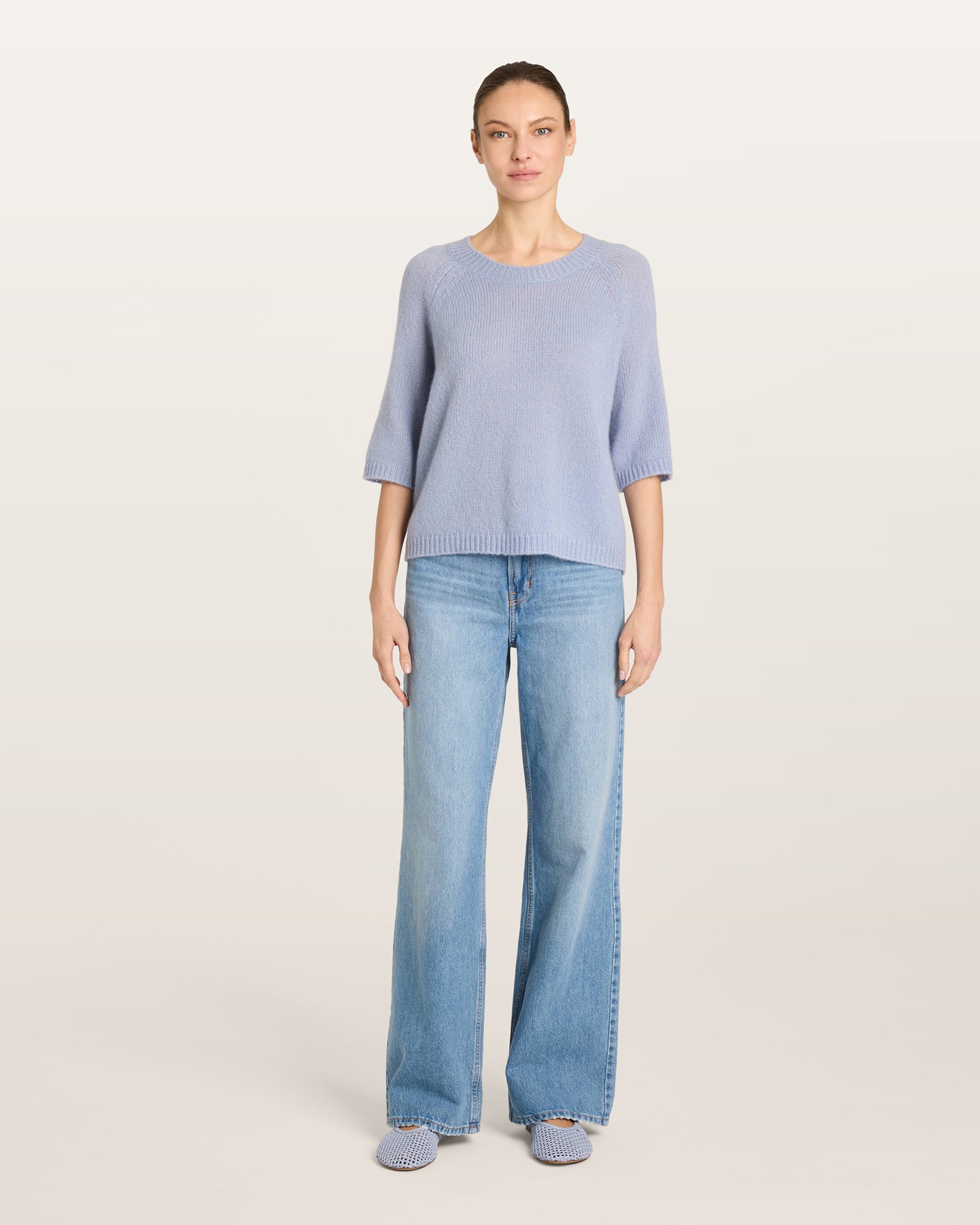 Damen Kurzarm-Pullover aus 75 % Kaschmir und 25 % Seide in sky blue (blau) – mittelschwerer, glatt gestrickter Pullover in kastiger, kurzer und breiter Form mit Rundhalsausschnitt und Rippkragen, Raglan-Halbärmeln sowie Rippbündchen an Ärmeln und Saum