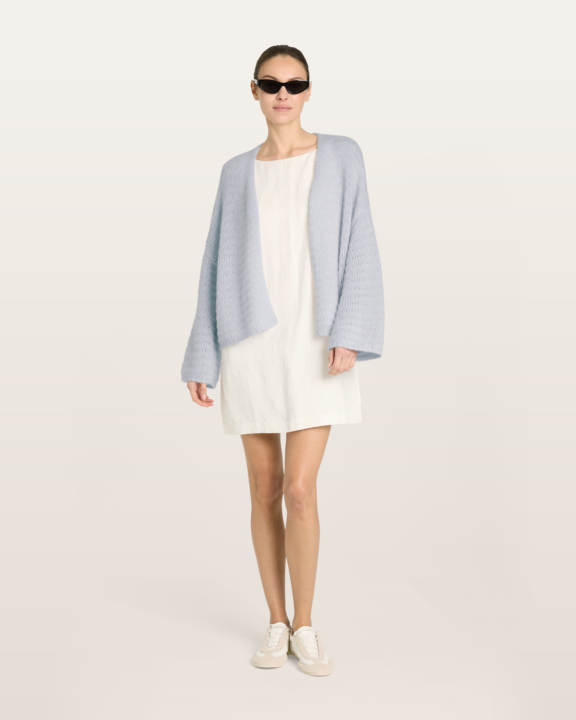 Damen Jacket aus 75 % Kaschmir und 25 % Seide in bluish white (hellblau) – glatt gestrickter Pullover in Streifenoptik mit oversized Passform, überschnittener Schulter, langen weiten Ärmeln, kleinen Rippbündchen an Ärmeln und Saum sowie einem verdeckten Kunststoffknopf