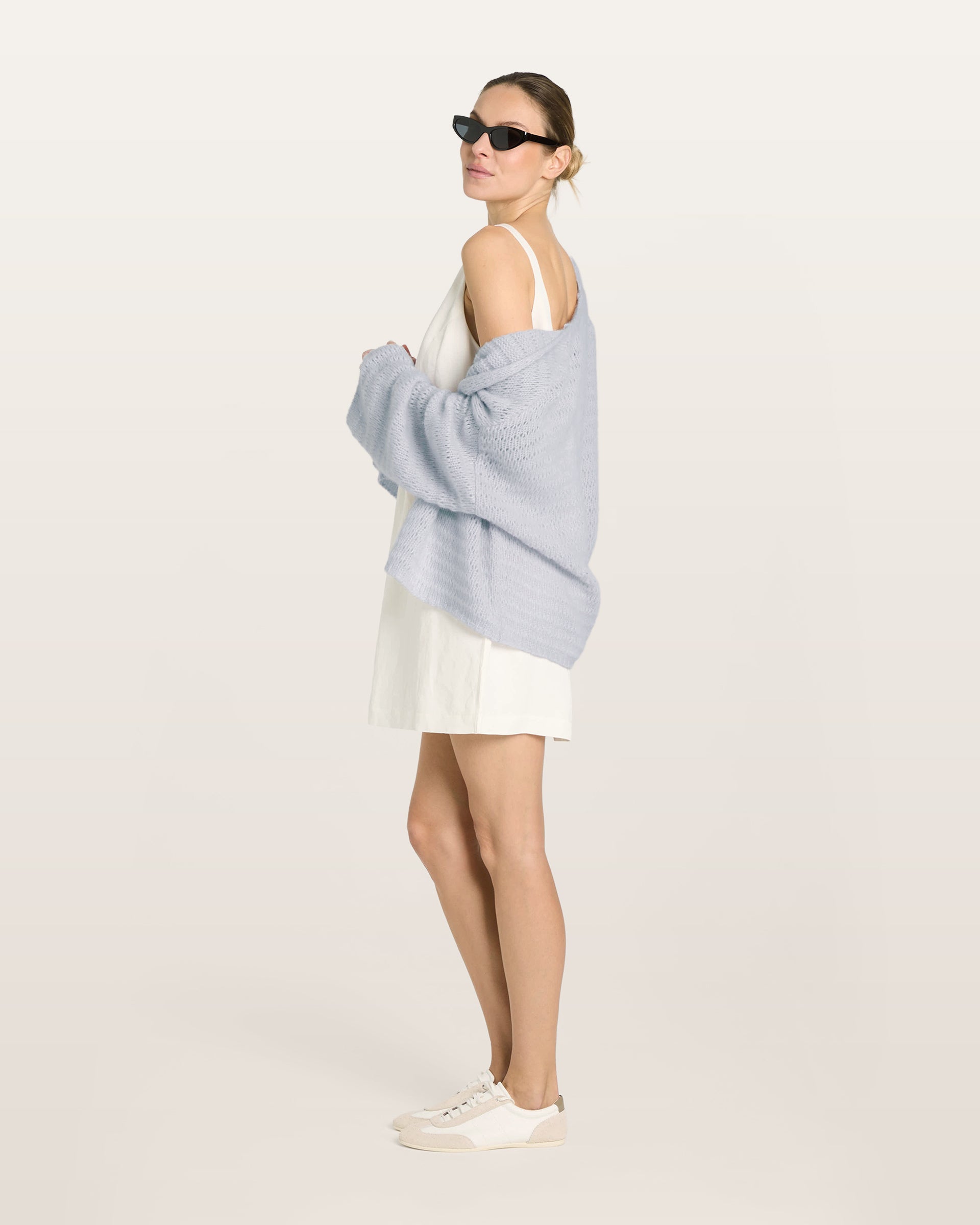 Damen Jacket aus 75 % Kaschmir und 25 % Seide in bluish white (hellblau) – glatt gestrickter Pullover in Streifenoptik mit oversized Passform, überschnittener Schulter, langen weiten Ärmeln, kleinen Rippbündchen an Ärmeln und Saum sowie einem verdeckten Kunststoffknopf