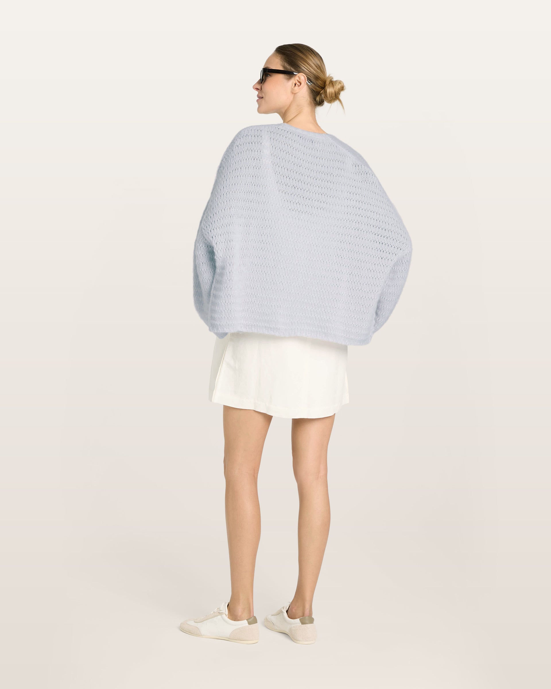 Damen Jacket aus 75 % Kaschmir und 25 % Seide in bluish white (hellblau) – glatt gestrickter Pullover in Streifenoptik mit oversized Passform, überschnittener Schulter, langen weiten Ärmeln, kleinen Rippbündchen an Ärmeln und Saum sowie einem verdeckten Kunststoffknopf