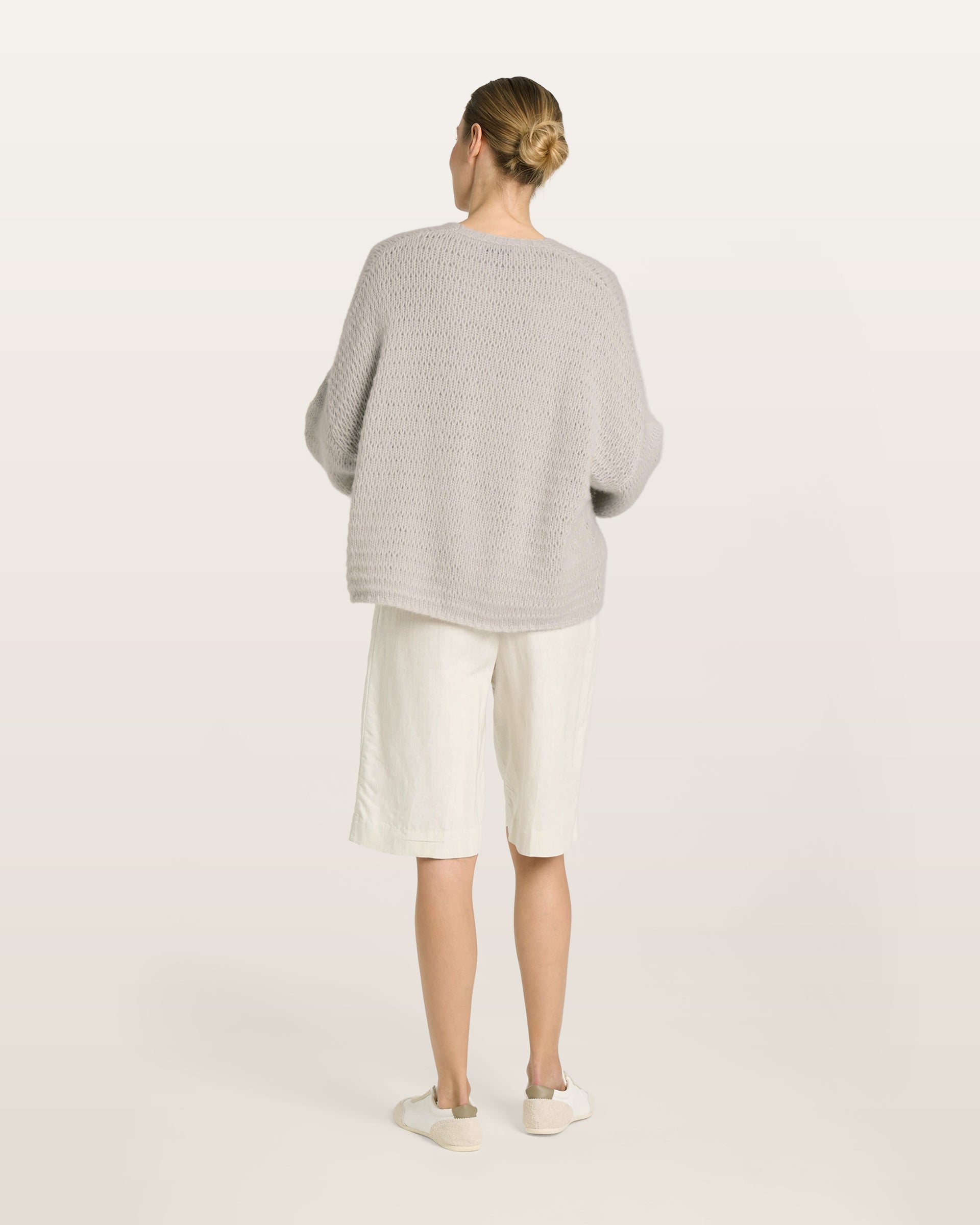 Damen Jacket aus 75 % Kaschmir und 25 % Seide in royal silver (grau) – glatt gestrickter Pullover in Streifenoptik mit oversized Passform, überschnittener Schulter, langen weiten Ärmeln, kleinen Rippbündchen an Ärmeln und Saum sowie einem verdeckten Kunststoffknopf