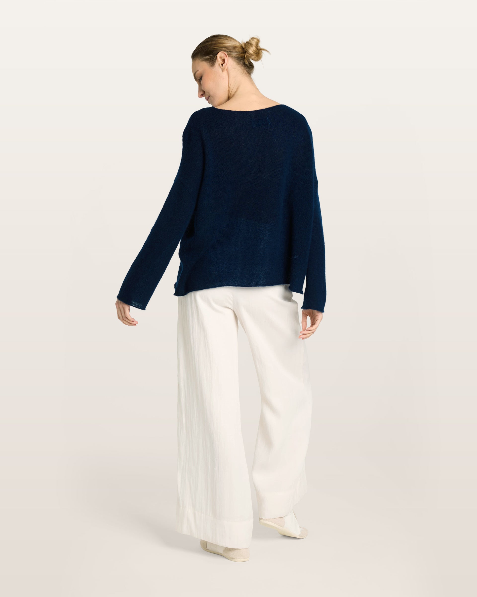 Damen Pullover aus 75 % Kaschmir und 25 % Seide in french navy (dunkelblau) – leichter, luftiger, glatt gestrickter Pullover in langem Oversized-Style mit großem Halsausschnitt und links gestricktem Kragen, überschnittener Schulter sowie langen, relaxten Ärmeln