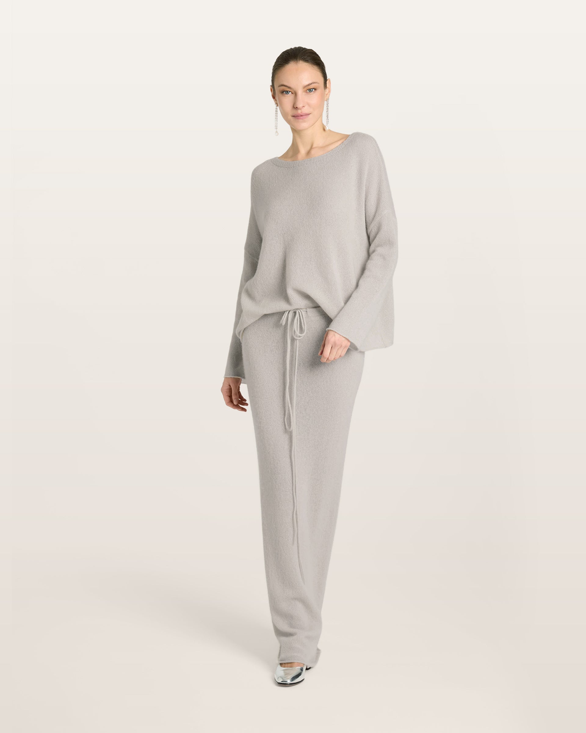 Damen Pullover aus 75 % Kaschmir und 25 % Seide in royal silver (grau) – leichter, luftiger, glatt gestrickter Pullover in langem Oversized-Style mit großem Halsausschnitt und links gestricktem Kragen, überschnittener Schulter sowie langen, relaxten Ärmeln