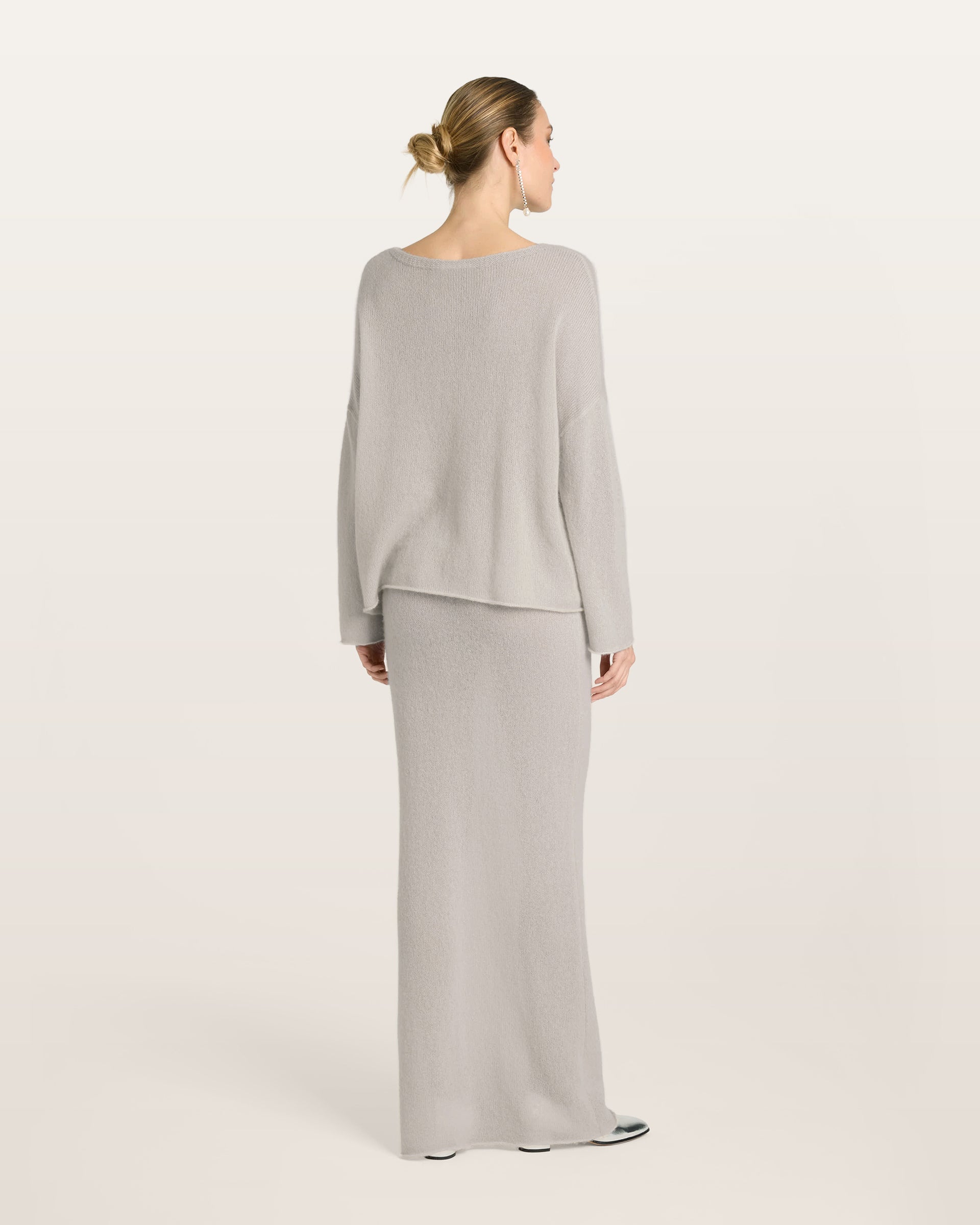 Damen Pullover aus 75 % Kaschmir und 25 % Seide in royal silver (grau) – leichter, luftiger, glatt gestrickter Pullover in langem Oversized-Style mit großem Halsausschnitt und links gestricktem Kragen, überschnittener Schulter sowie langen, relaxten Ärmeln