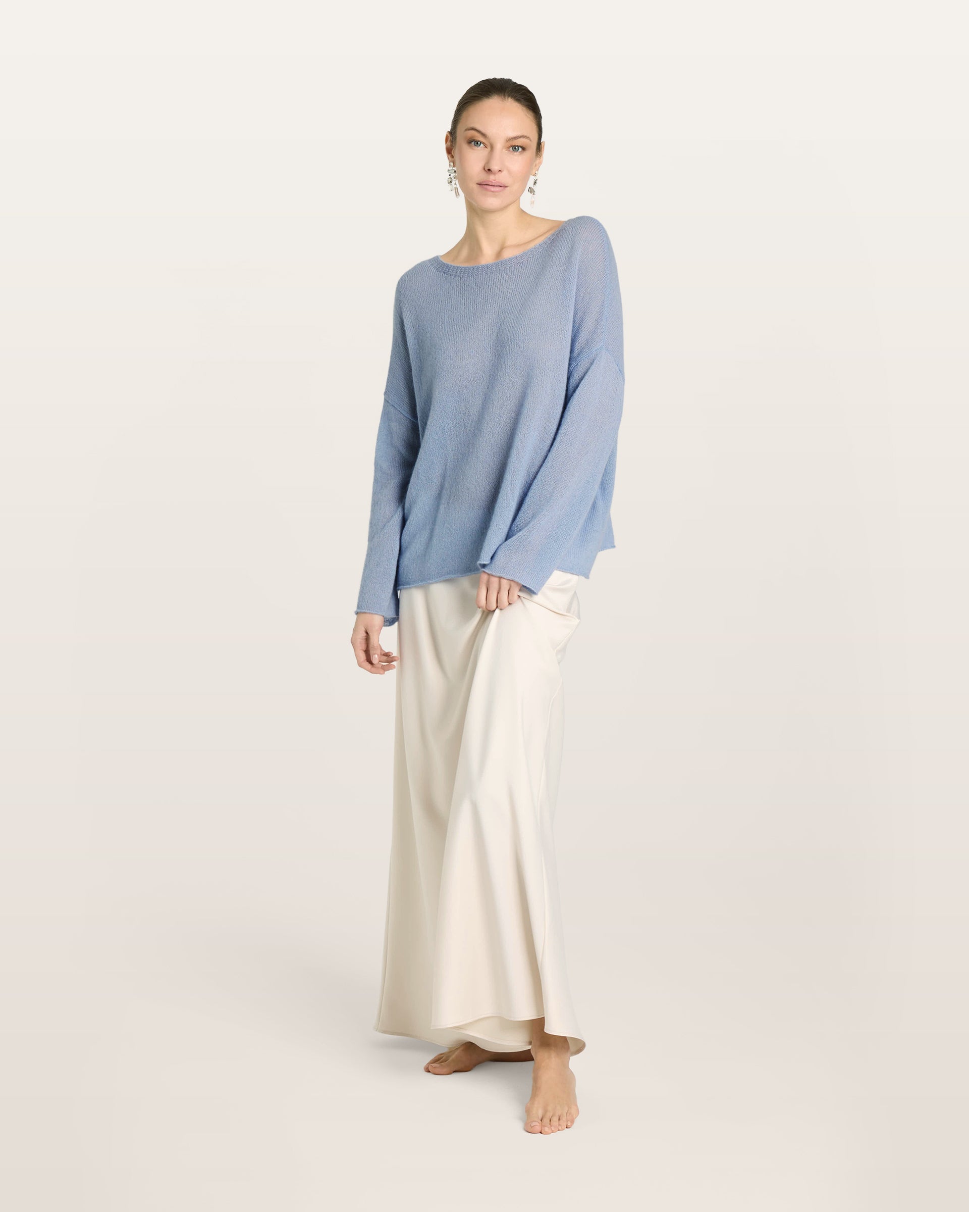 Damen Pullover aus 75 % Kaschmir und 25 % Seide in sky blue (blau) – leichter, luftiger, glatt gestrickter Pullover in langem Oversized-Style mit großem Halsausschnitt und links gestricktem Kragen, überschnittener Schulter sowie langen, relaxten Ärmeln