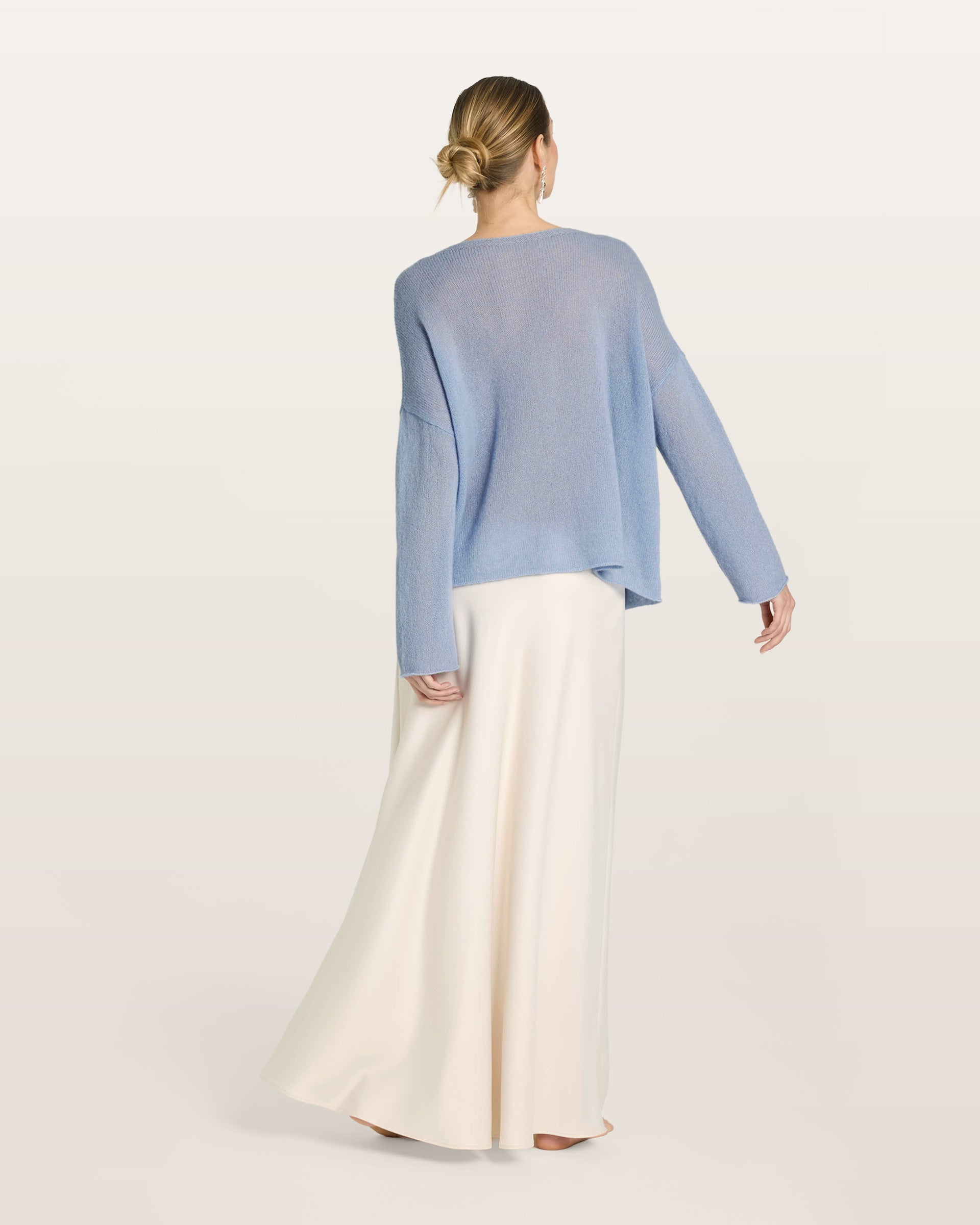 Damen Pullover aus 75 % Kaschmir und 25 % Seide in sky blue (blau) – leichter, luftiger, glatt gestrickter Pullover in langem Oversized-Style mit großem Halsausschnitt und links gestricktem Kragen, überschnittener Schulter sowie langen, relaxten Ärmeln