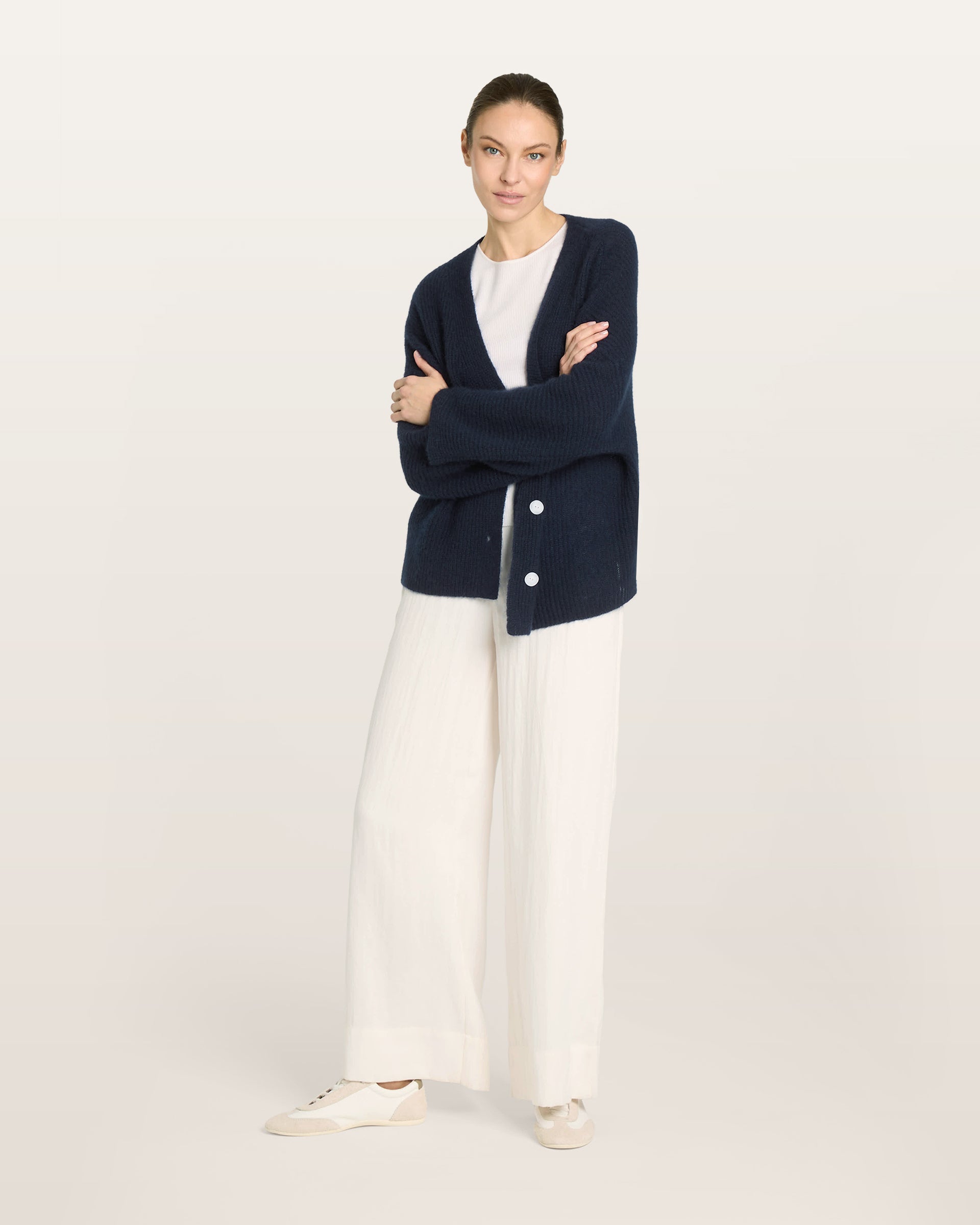 Damen Cardigan aus 75 % Kaschmir und 25 % Seide in french navy (dunkelblau) – mittelschwerer Cardigan im Halbpatent-Strick mit oversized Passform, Kunststoff-Knopfleiste sowie langen, weiten Ärmeln