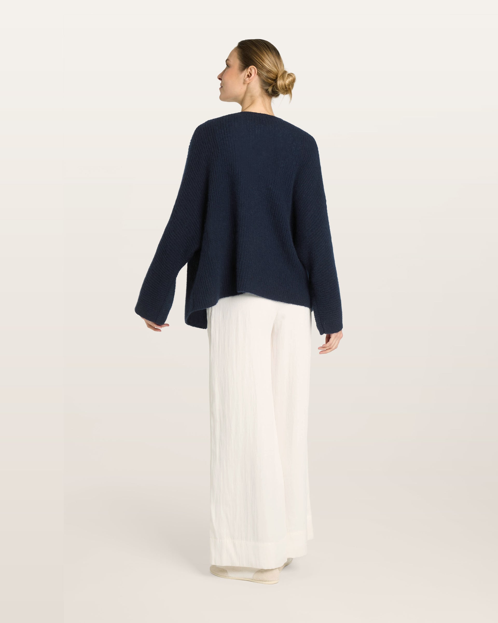 Damen Cardigan aus 75 % Kaschmir und 25 % Seide in french navy (dunkelblau) – mittelschwerer Cardigan im Halbpatent-Strick mit oversized Passform, Kunststoff-Knopfleiste sowie langen, weiten Ärmeln