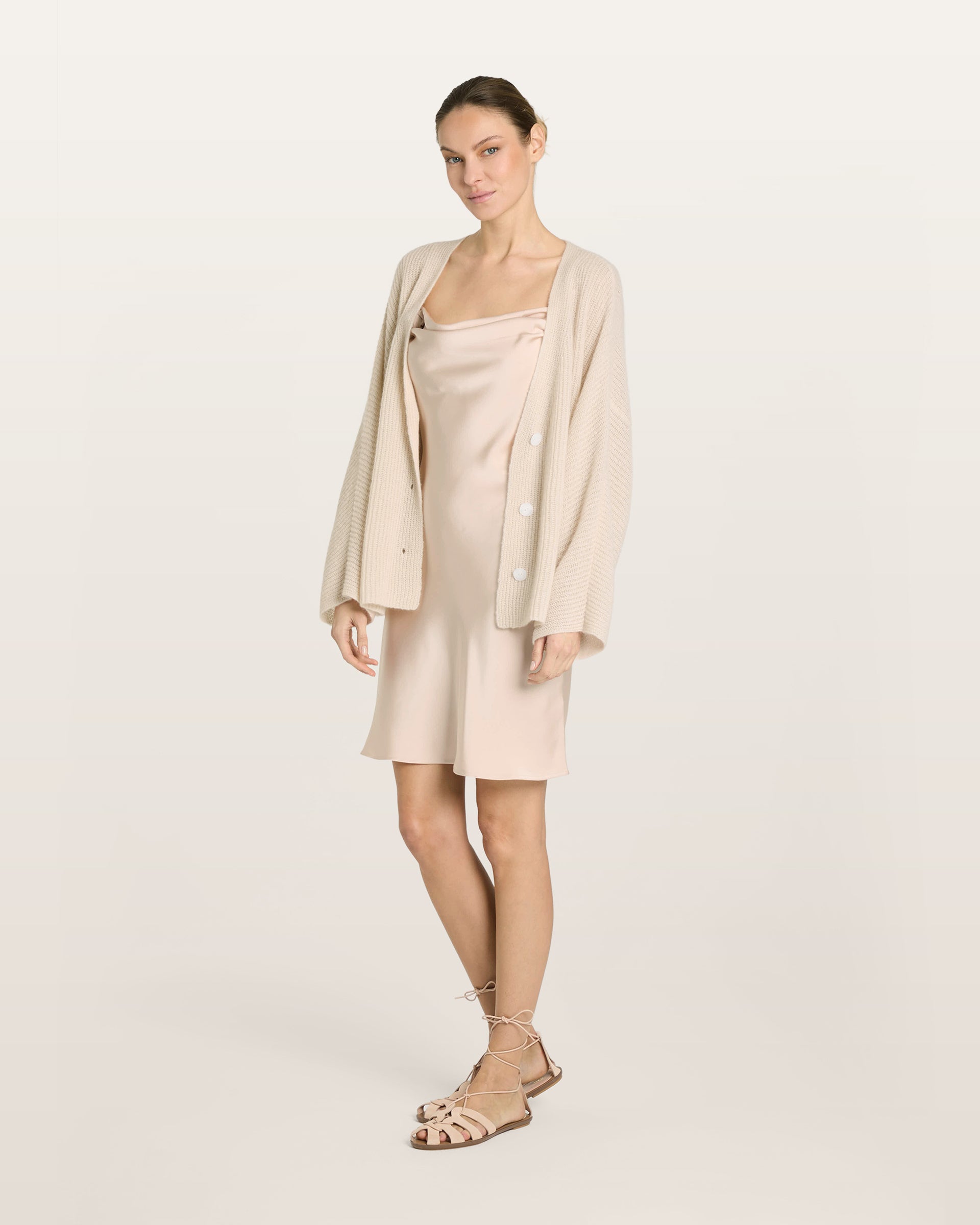 Damen Cardigan aus 75 % Kaschmir und 25 % Seide in lunar (creme) – mittelschwerer Cardigan im Halbpatent-Strick mit oversized Passform, Kunststoff-Knopfleiste sowie langen, weiten Ärmeln