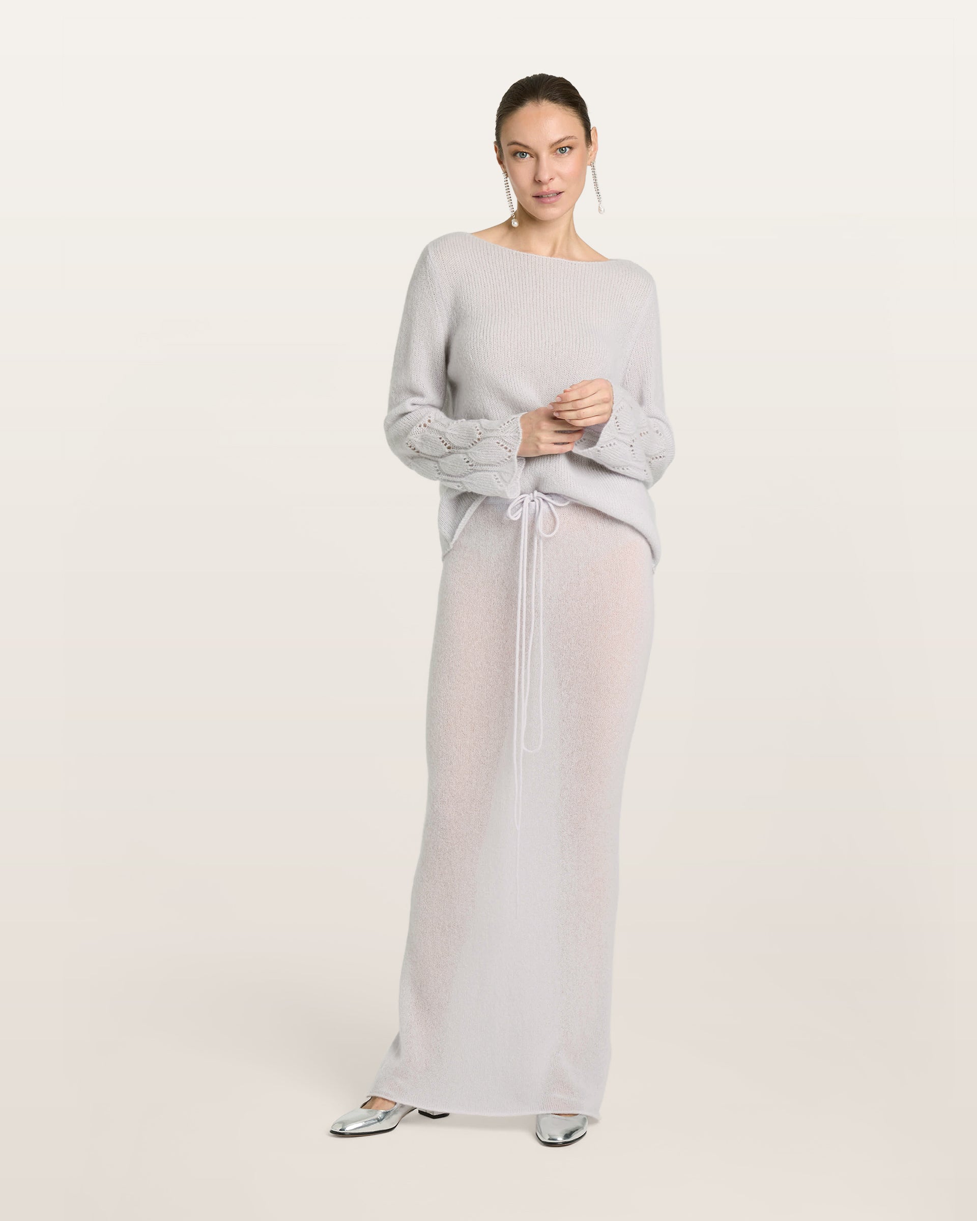 Damen Pullover aus 75 % Kaschmir und 25 % Seide in bluish white (hellblau) – mittelschwerer, glatt gestrickter Pullover mit dekorativem Lochmuster an den Ärmeln, lässig figurbetonter Passform, U-Boot-Ausschnitt, klassischer Schulter sowie langen, schmalen und geraden Ärmeln