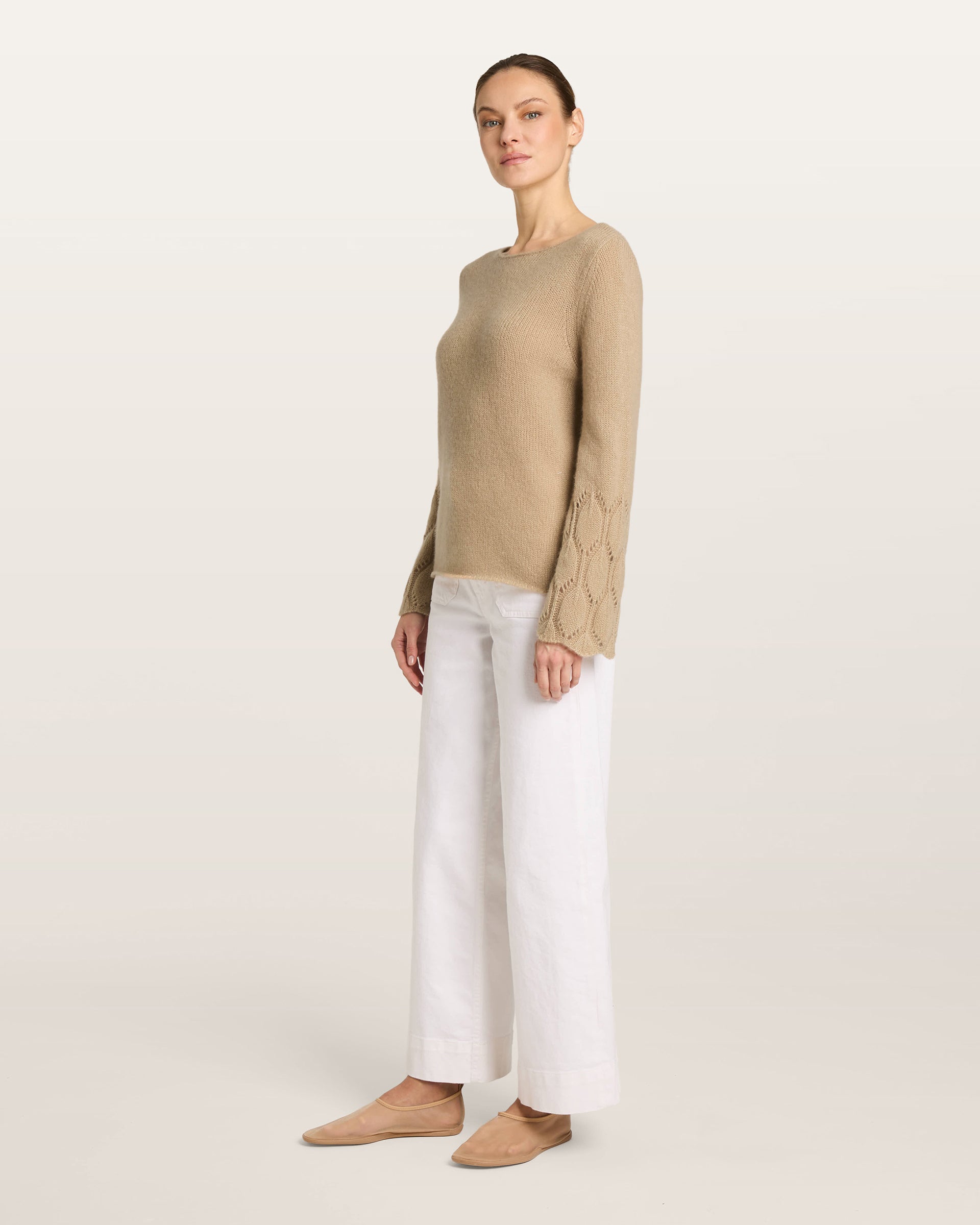 Damen Pullover aus 75 % Kaschmir und 25 % Seide in mokka (beige) – mittelschwerer, glatt gestrickter Pullover mit dekorativem Lochmuster an den Ärmeln, lässig figurbetonter Passform, U-Boot-Ausschnitt, klassischer Schulter sowie langen, schmalen und geraden Ärmeln