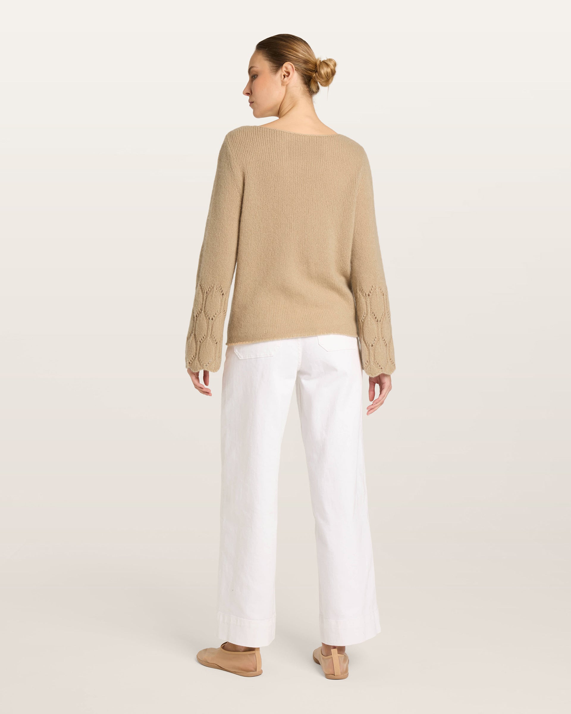 Damen Pullover aus 75 % Kaschmir und 25 % Seide in mokka (beige) – mittelschwerer, glatt gestrickter Pullover mit dekorativem Lochmuster an den Ärmeln, lässig figurbetonter Passform, U-Boot-Ausschnitt, klassischer Schulter sowie langen, schmalen und geraden Ärmeln