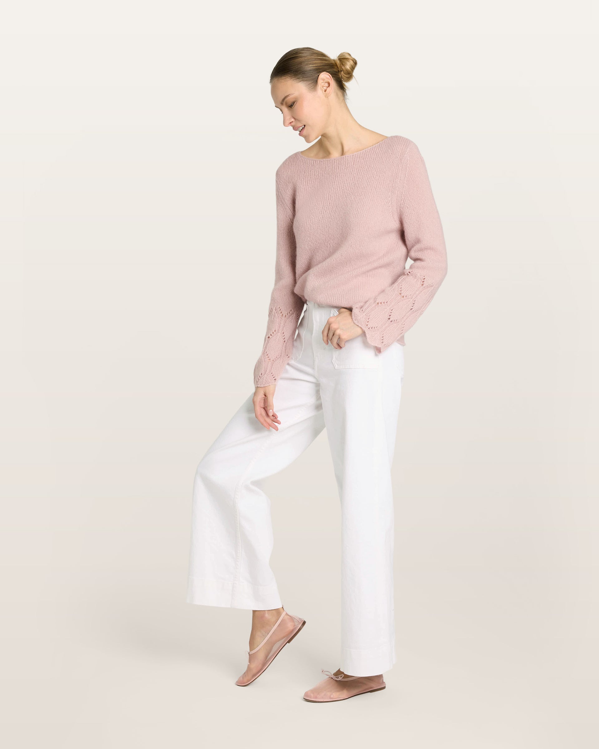Damen Pullover aus 75 % Kaschmir und 25 % Seide in pinkish grey (rosa) – mittelschwerer, glatt gestrickter Pullover mit dekorativem Lochmuster an den Ärmeln, lässig figurbetonter Passform, U-Boot-Ausschnitt, klassischer Schulter sowie langen, schmalen und geraden Ärmeln