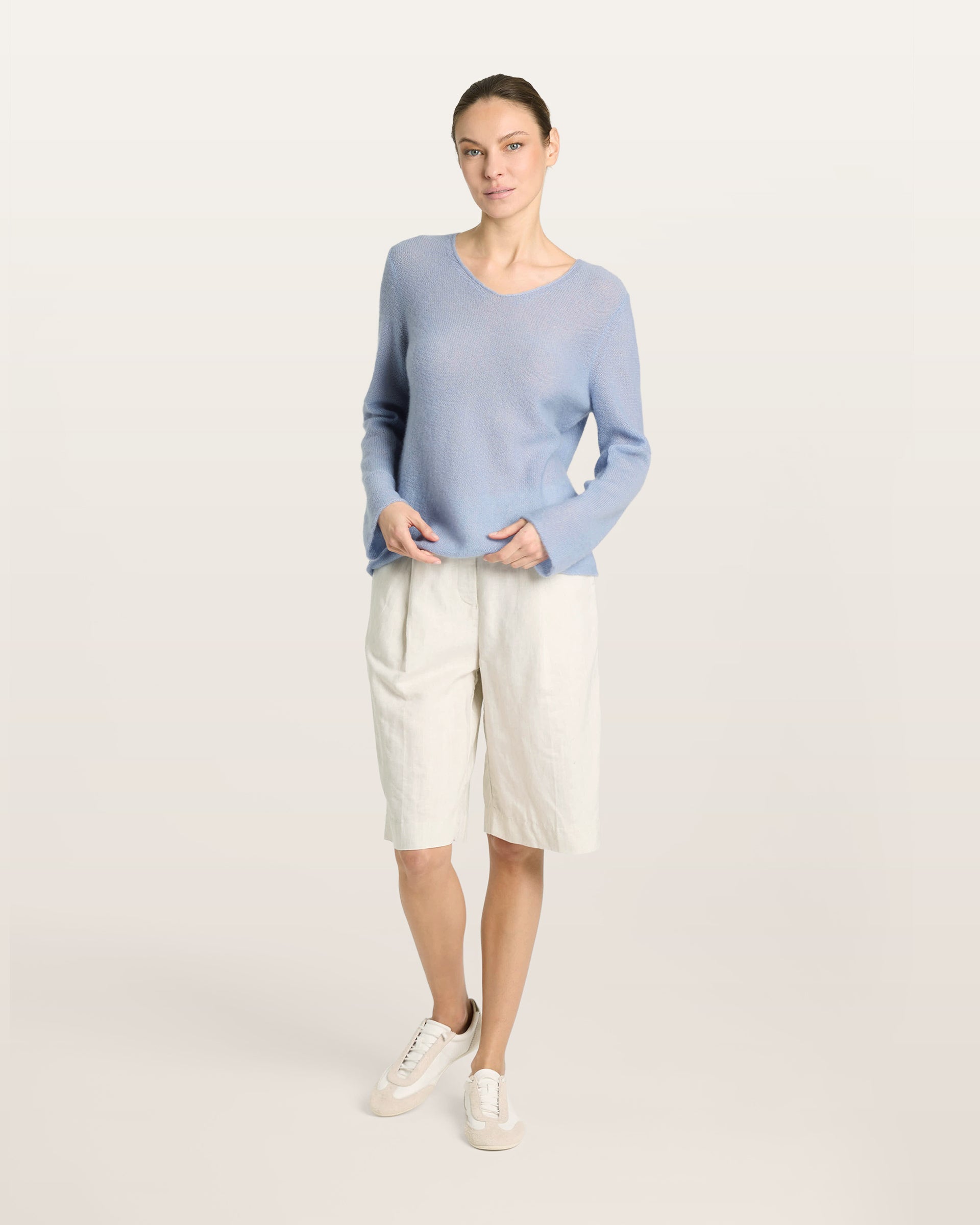 Damen Pullover aus 75 % Kaschmir und 25 % Seide in sky blue (blau) – leicht und luftig, links gestrickter Pullover in relaxter, figurbetonter Passform mit V-Ausschnitt, klassischer Schulterform sowie langen, schmalen Ärmeln mit dekorativ eingestrickten Ellenbogen-Patches